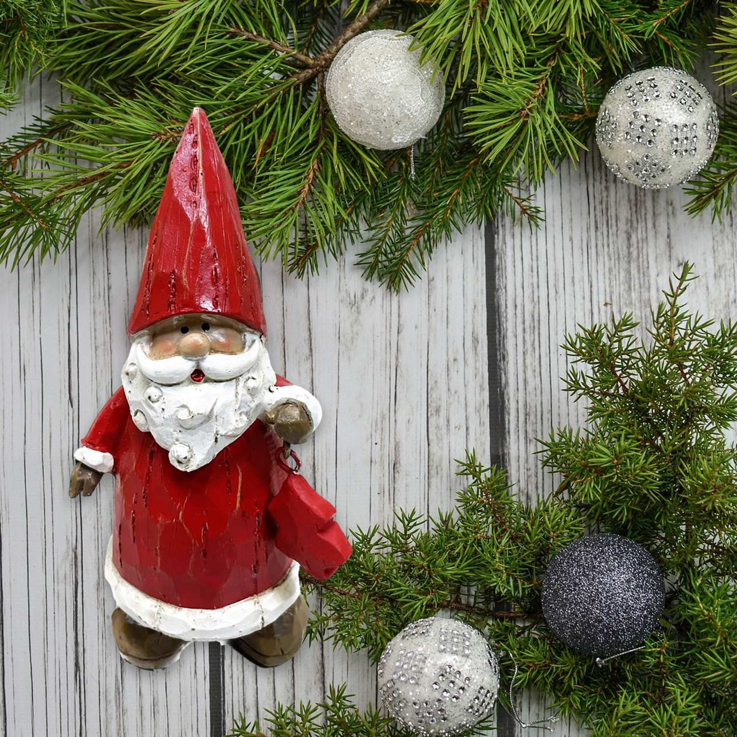 Fachhandel Plus Weihnachtsmann Dekofigur Weihnachtsmann mit Weihnachtsbaum in Holzschnitt-Optik (1 St), verleihen Sie Ihrem Heim einen Hauch von Tradition und Märchenzauber