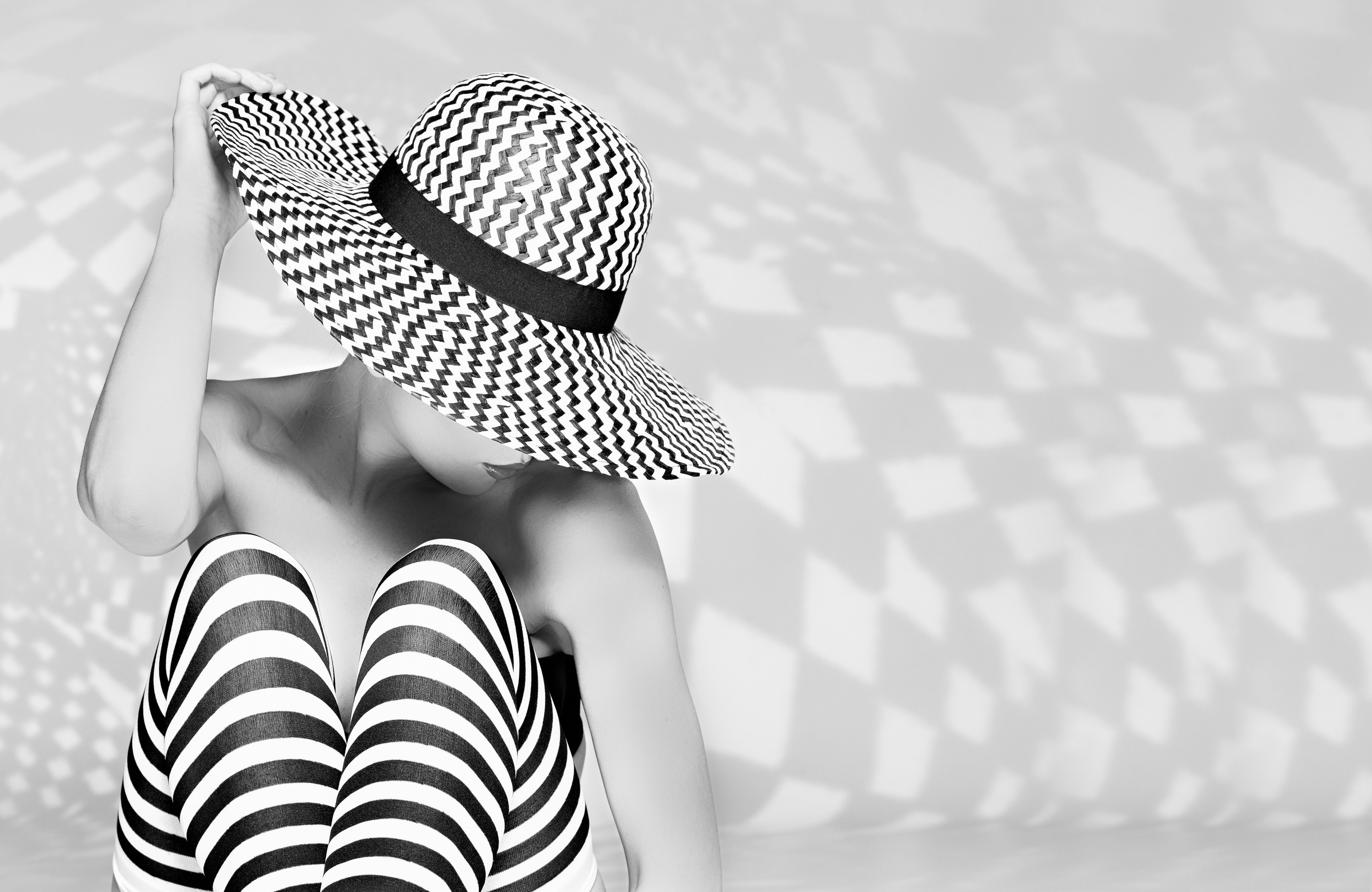 Papermoon Fototapete VLIES-Tapete Premium Frau Hut Modern Mode Schwarz Weiß Streifen Raute, Kleister KOSTENLOS, reduziert, 3D-Effekt, restlos trocken abziehbar, (komplett Set inkl. Tapetenkleister, 8201), Wandtapete Bild Dekoration Wand-Dekor Motiv Tapete Poster