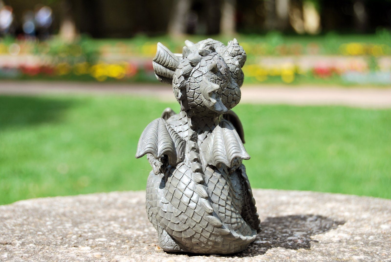 MystiCalls klein Gartenfigur Modell - kuschelnd Gartendrache