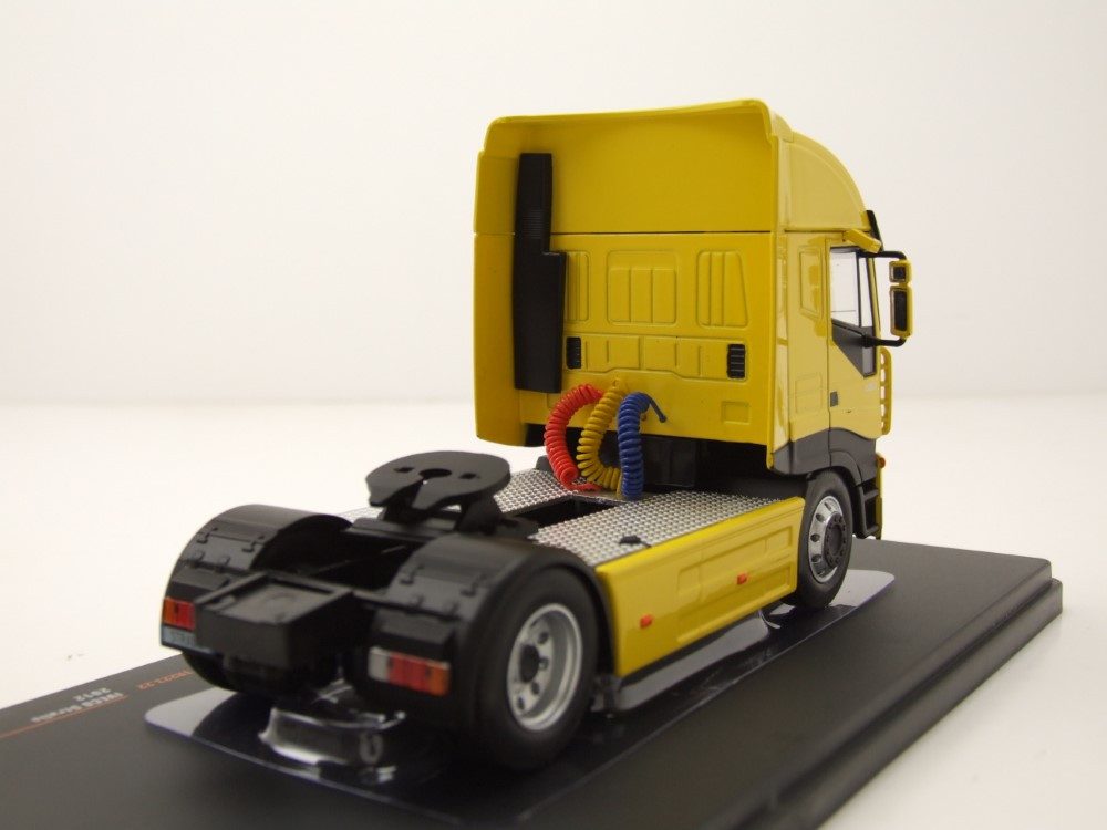 ixo Models Modellauto Iveco Stralis Zugmaschine 2002 gelb, Maßstab 1:43
