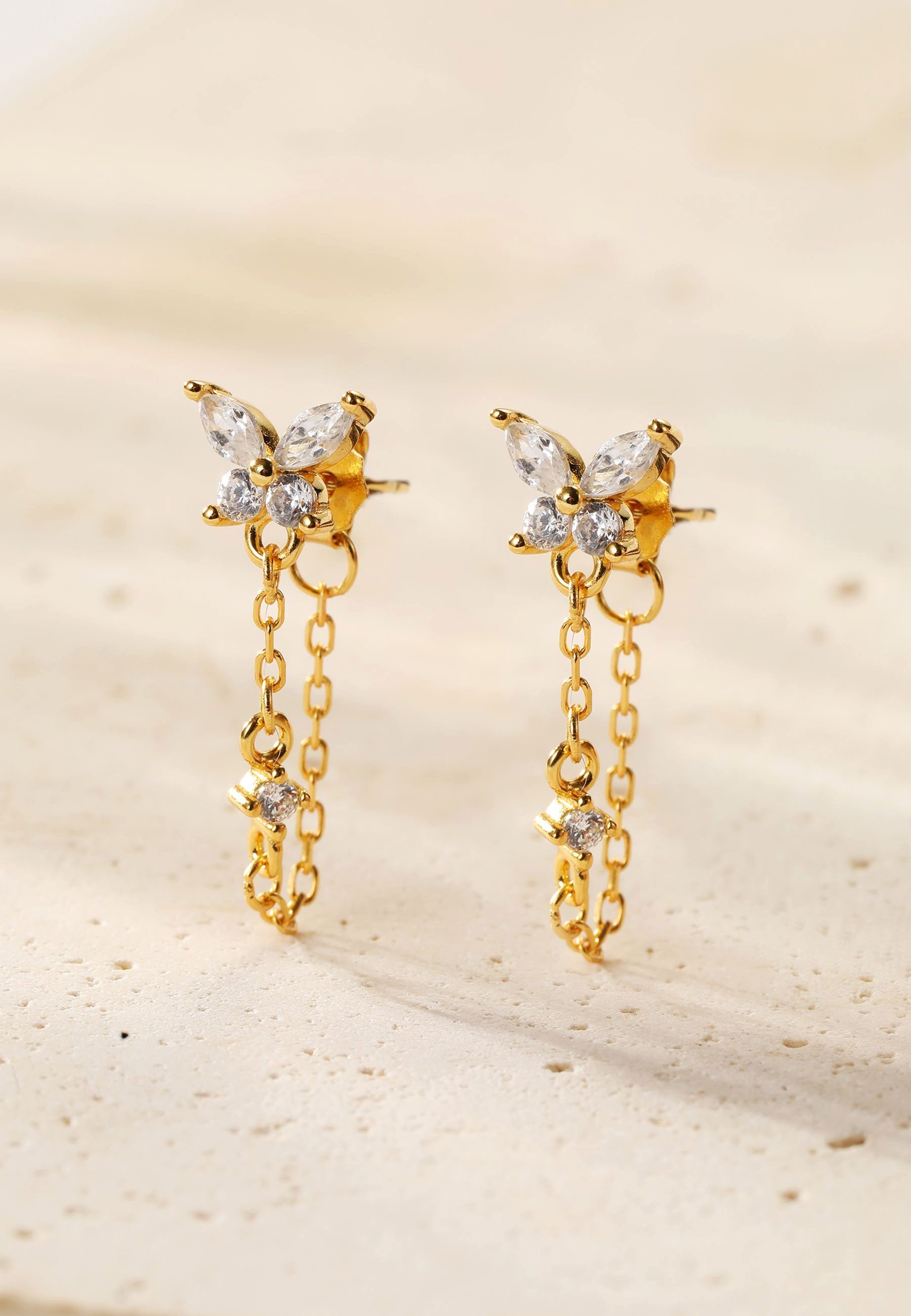 Hey Happiness Ohrstecker-Set Schmetterling Eleganz, 4er Set Ohrringe mit Kettchen & Kristall, Filigrane 925 Silber Ohrringe Damen, Ohrstecker & Kettenohrringe