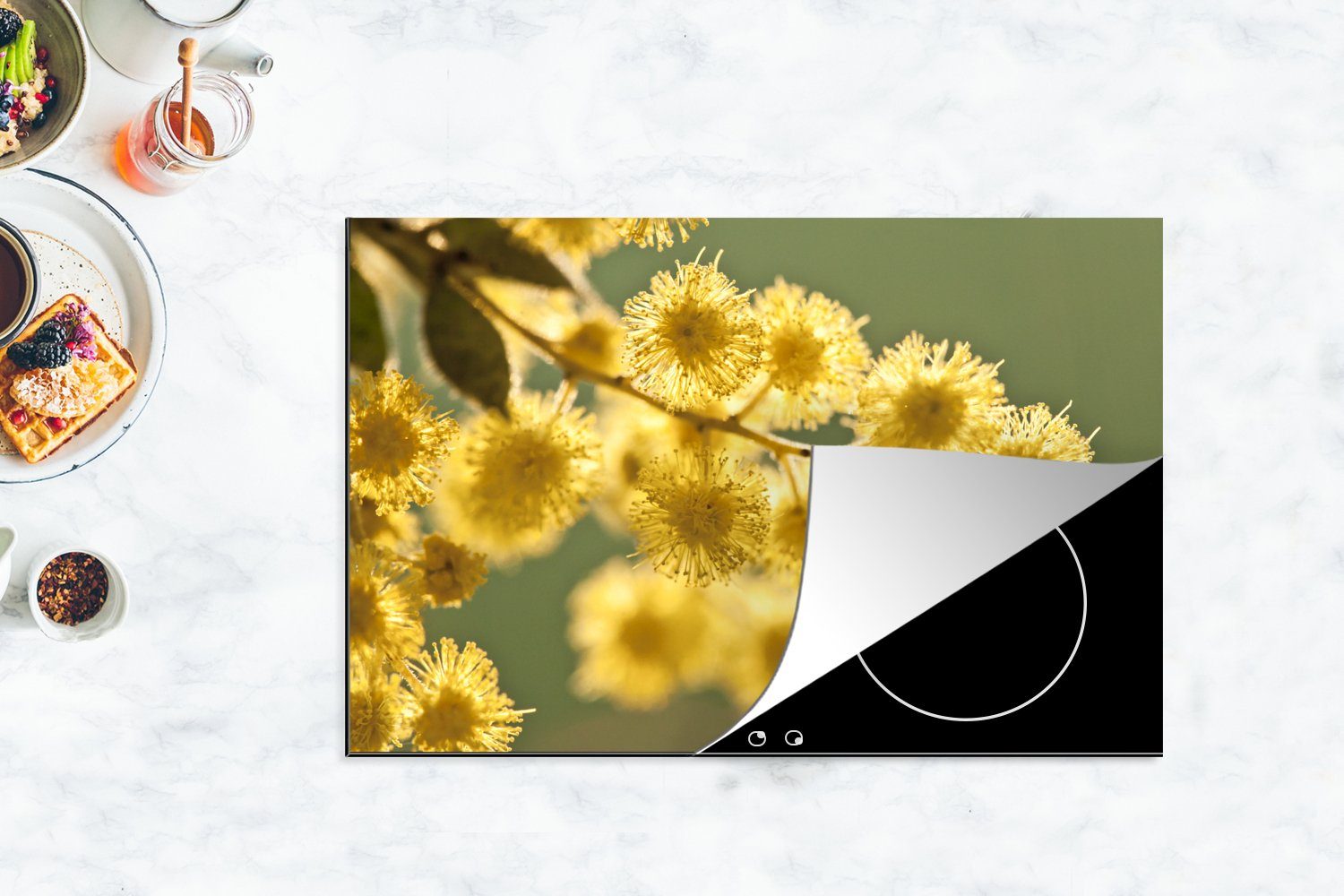 Induktionskochfeld Ceranfeldabdeckung Vinyl, (1 Nahaufnahme cm, vor die MuchoWow von 81x52 für Akazienblüten Herdblende-/Abdeckplatte grünen küche, Hintergrund, gelben Schutz tlg), einem