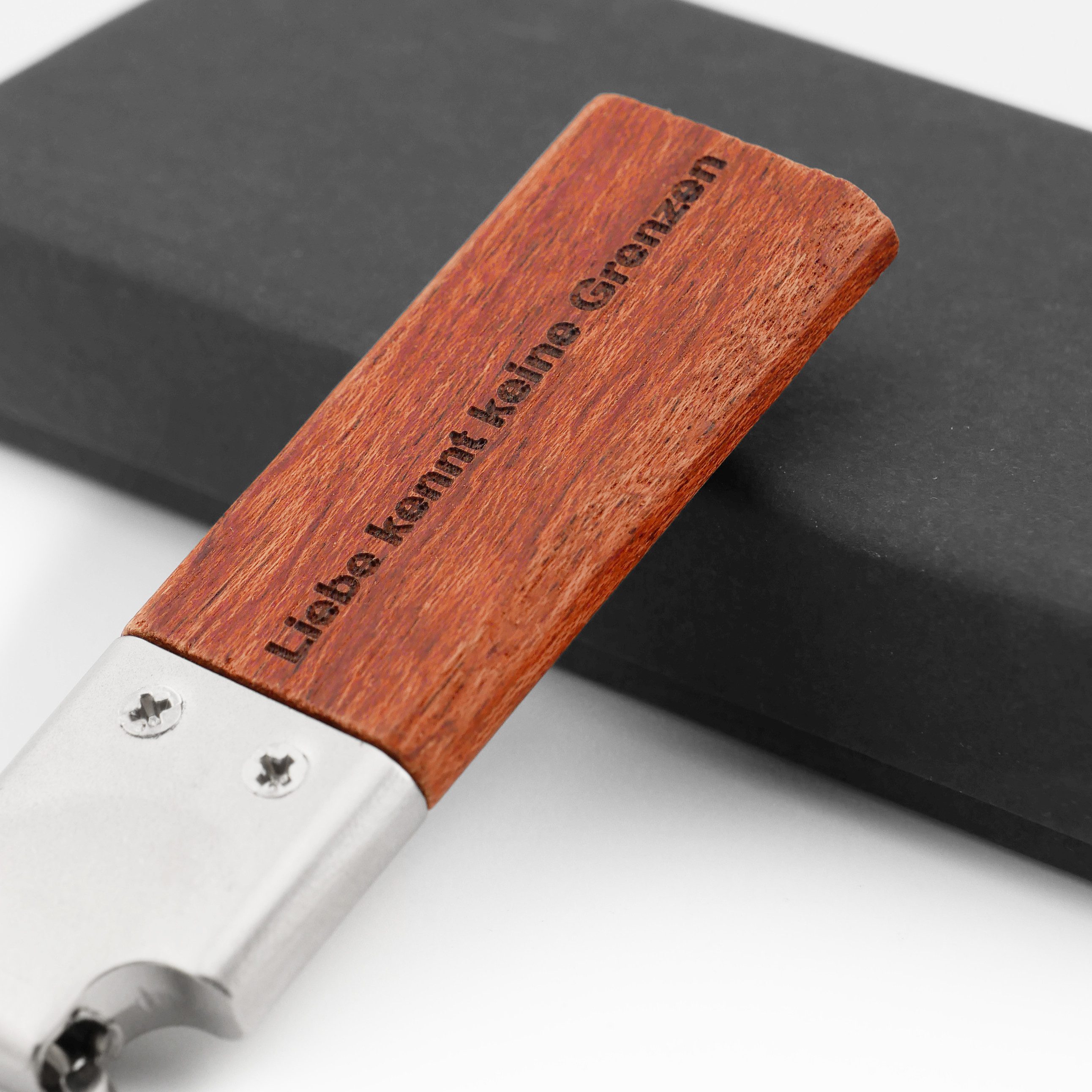Stelby Schlüsselanhänger mit Gravur Schlüsselanhänger aus Holz mit Geschenkbox – Handmade Stil, langlebig,minimalistisch, unisex