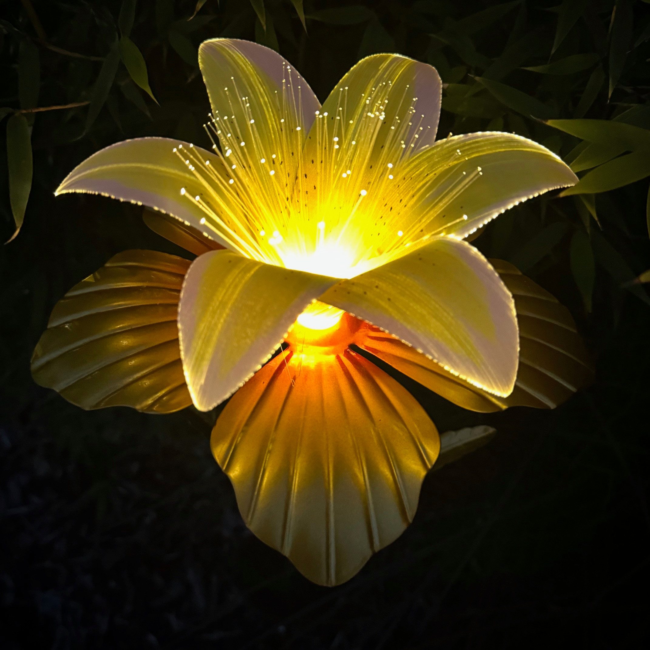 Online-Fuchs Gartenstecker aus Metall - LED Solarleuchte Lilie für außen - Gartendekoration (Warmweiß oder Farbwechsel möglich, Beetstecker) 97 cm groß - Gartendeko für Balkon, Terrasse