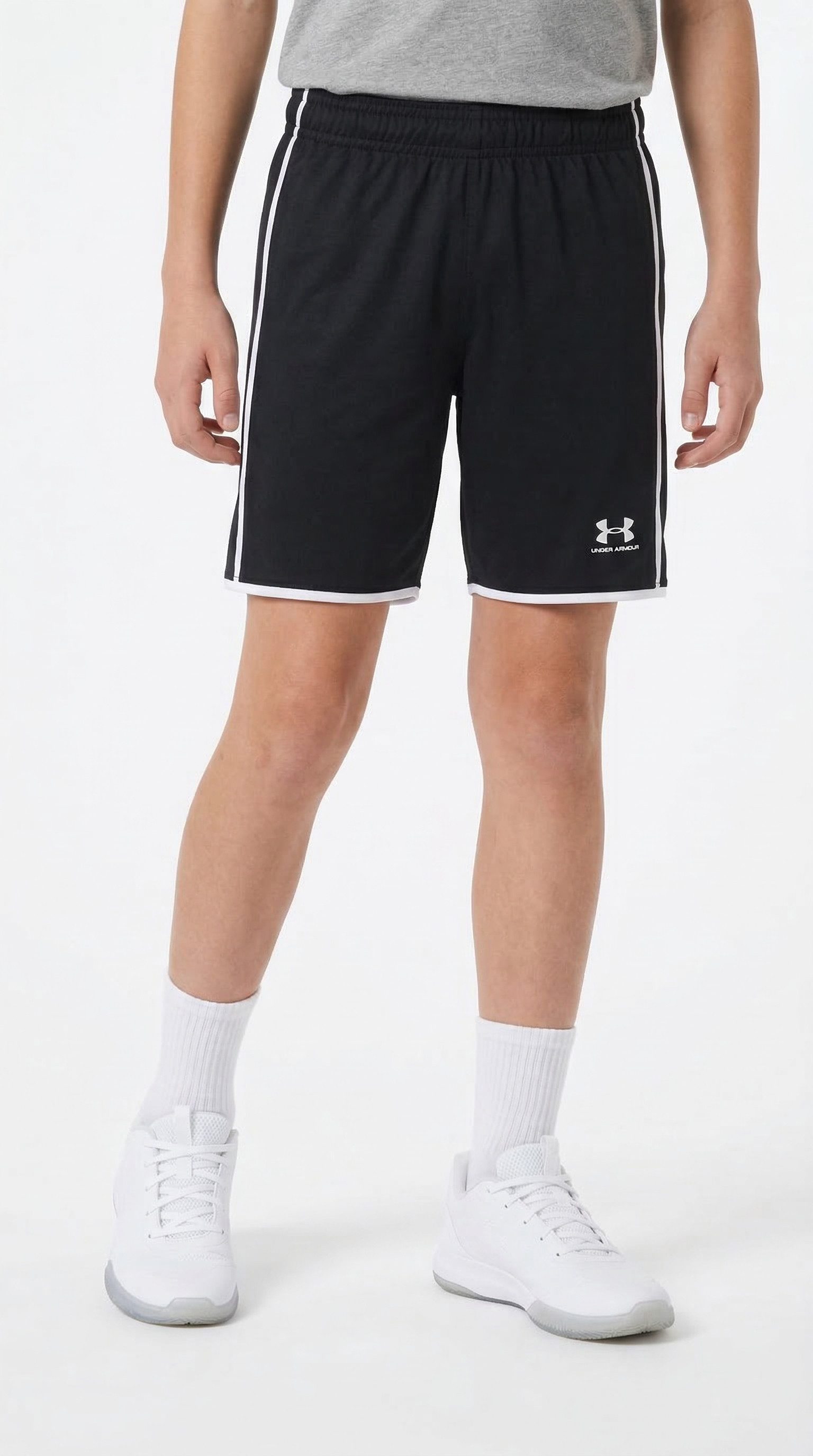Under Armour® Trainingsshorts UA B CH. TRAIN SHORT leichtes Material, aus Polyester, bequeme Passform