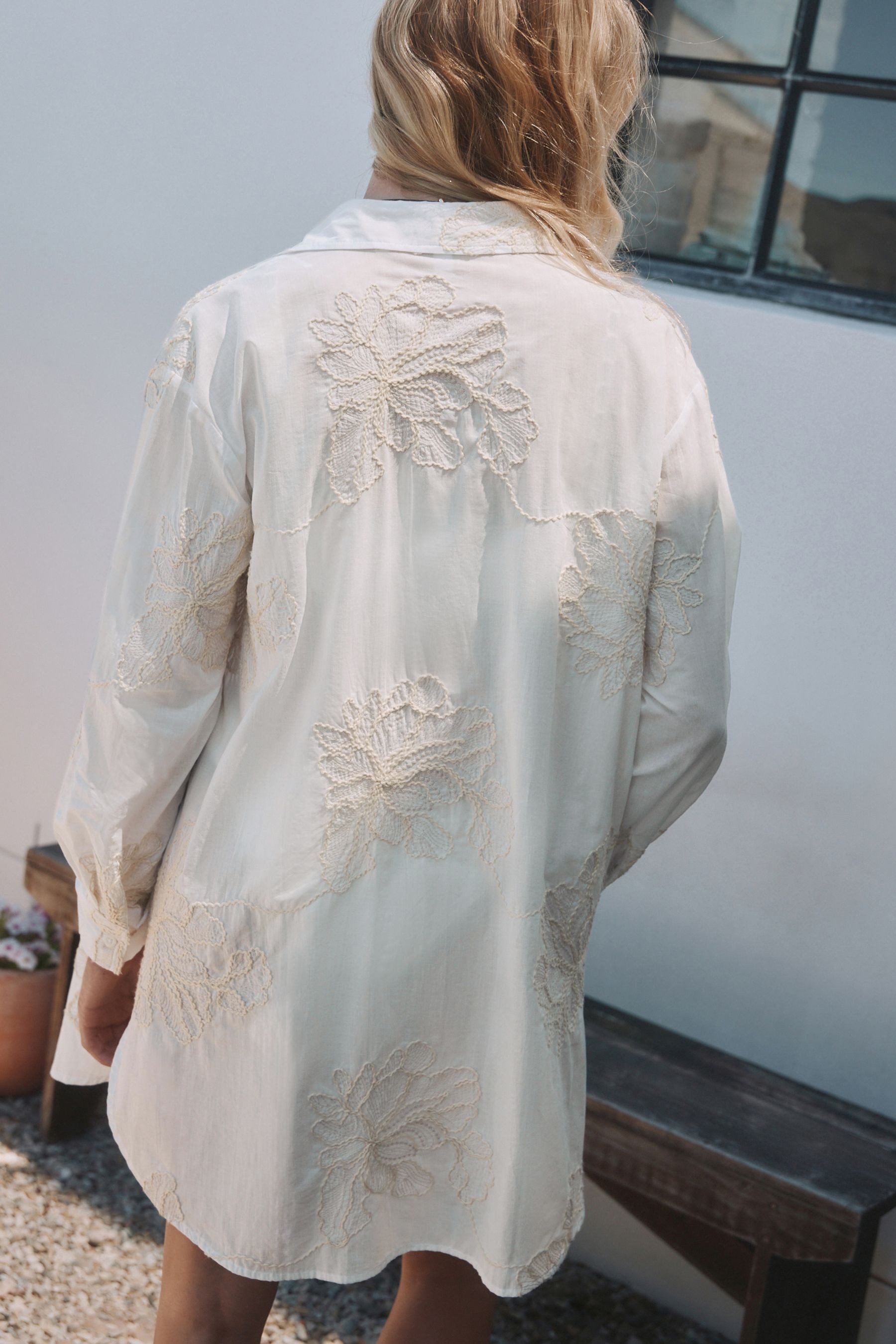 Next Strandshirt Strandhemd mit Blumen-Stickerei (1-tlg) – Bild 2 von 5