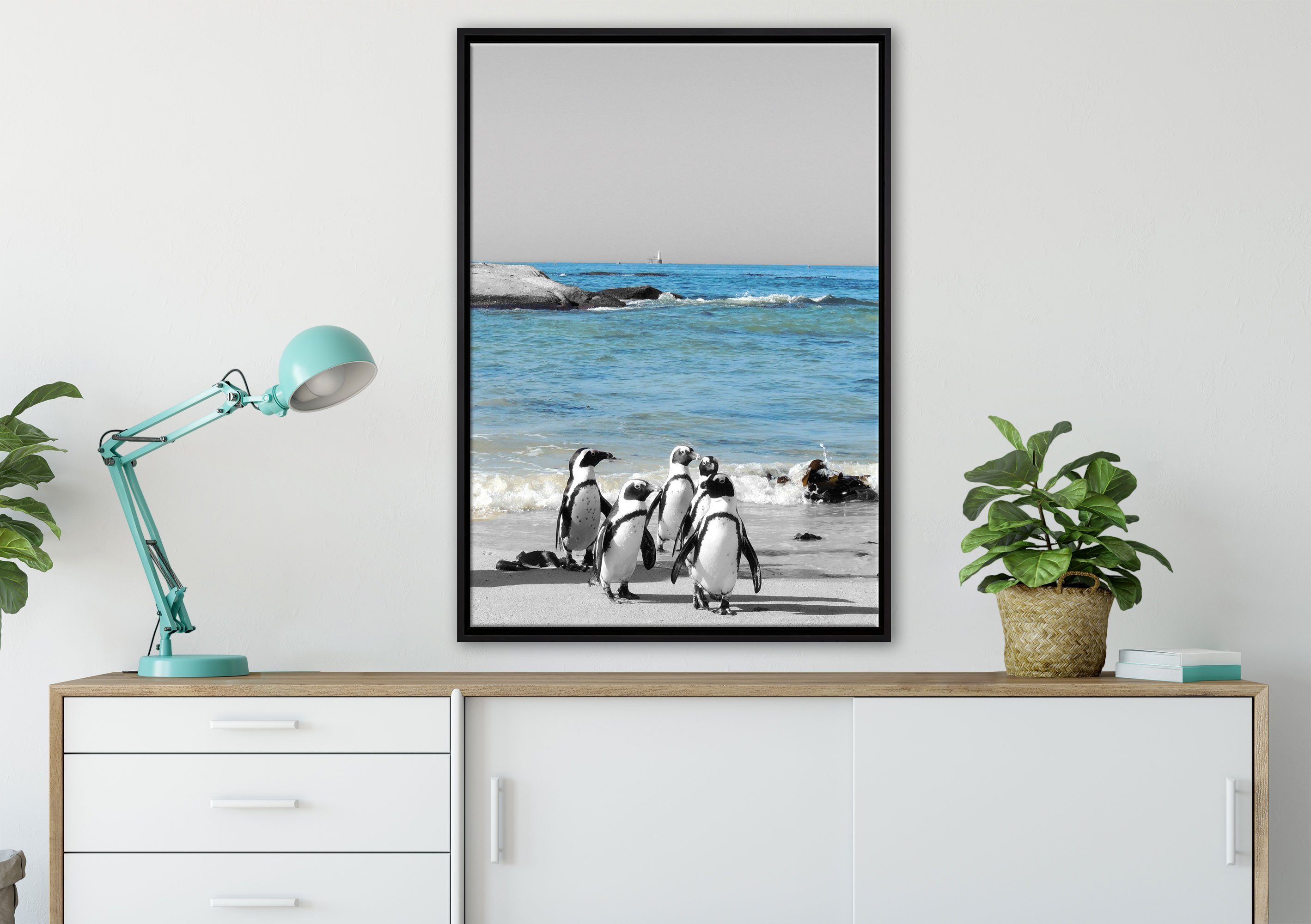 in am Wanddekoration Pixxprint Pinguine fertig gefasst, Leinwandbild einem St), lustige inkl. bespannt, Strand, Schattenfugen-Bilderrahmen (1 Leinwandbild Zackenaufhänger