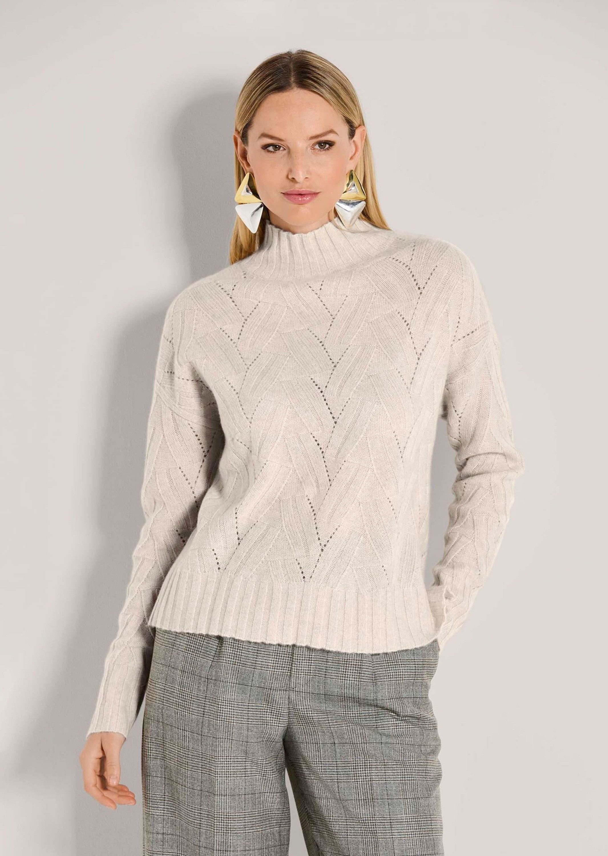 MADELEINE Strickpullover Hochwertiger Wollpullover mit Strukturstrick Fantasievoller Strukturstrickpullover mit Stehkragen und Langarm