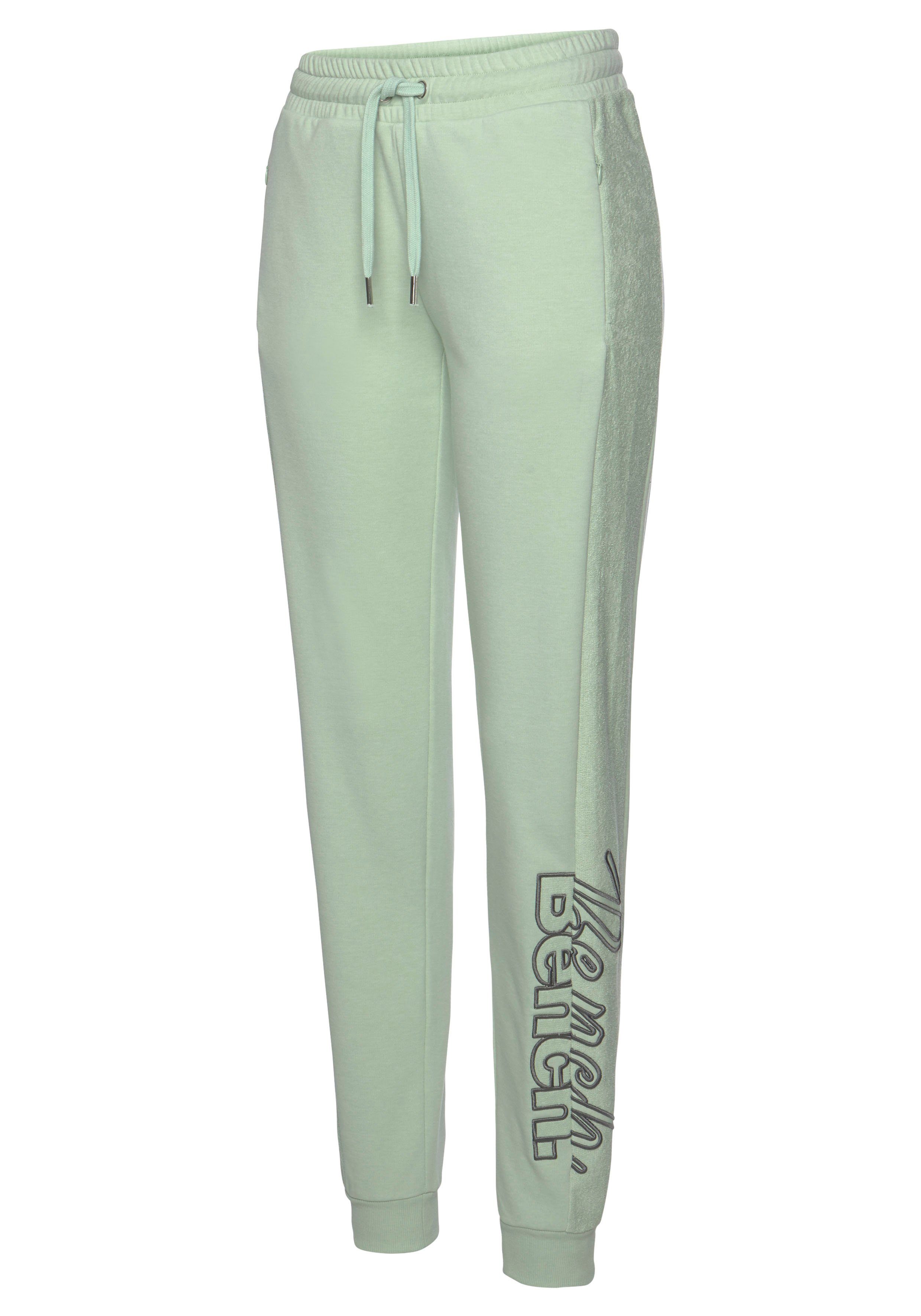 Bench. Relaxhose mit mint-melange Logostickerei, Loungeanzug