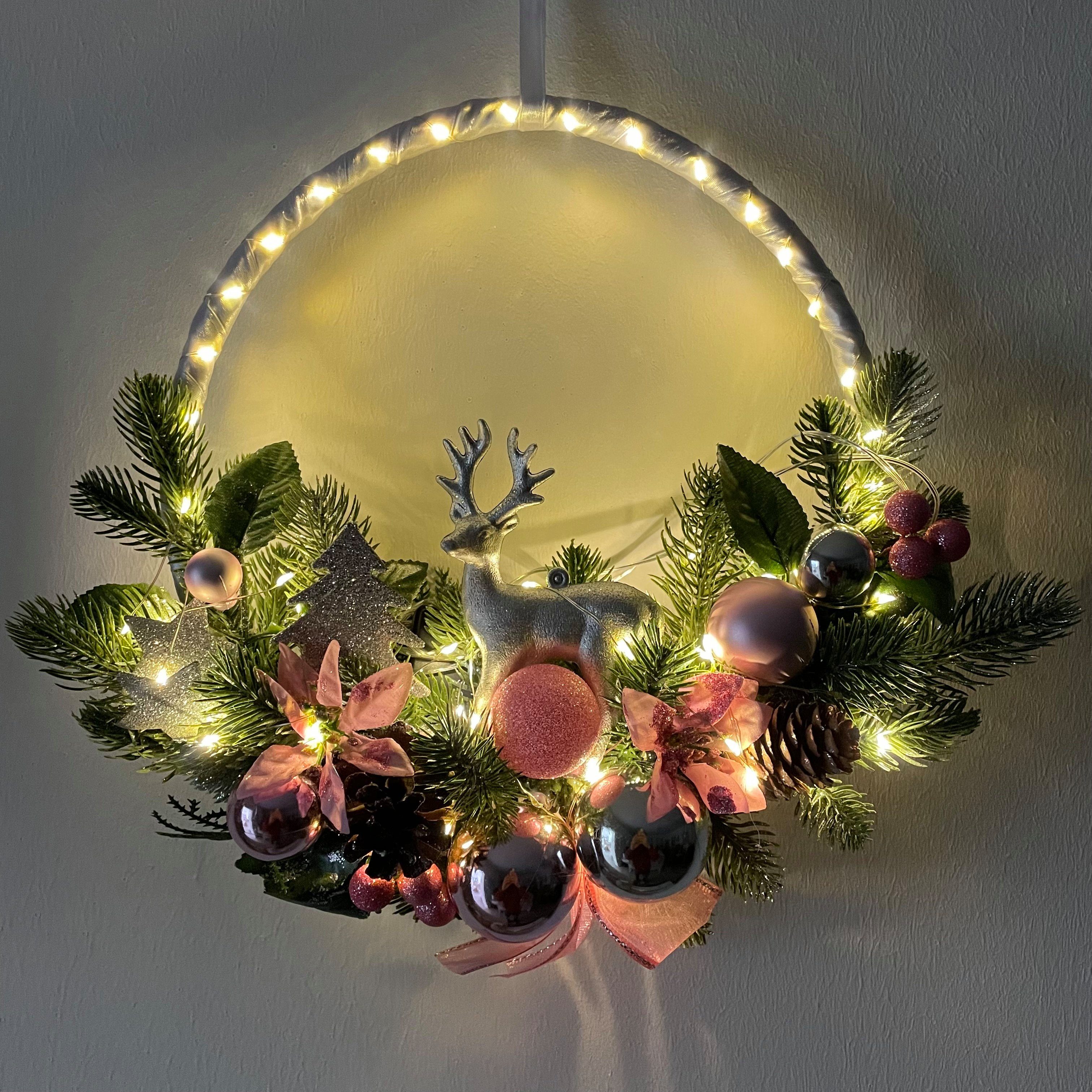 Online-Fuchs Dekokranz Türkranz Weihnachtskranz mit LED Lichterkette, Timer, Weihnachtskugeln, mit 2 Tannenbäumen inklusive Funkeleffekt