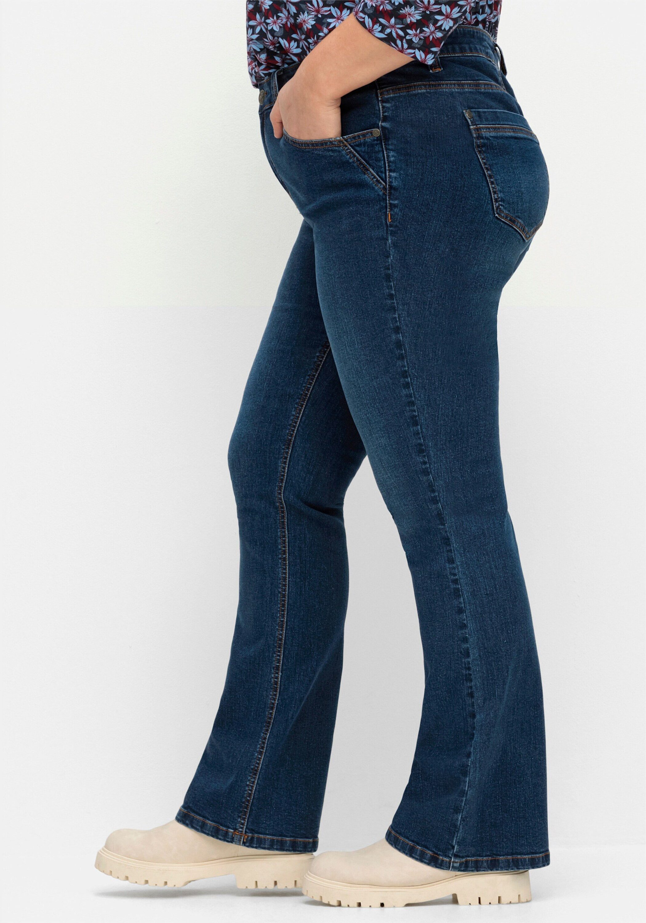 Sheego Bequeme Jeans Bootcut-Jeans SUSANNE ideal bei viel Bauch und schmalen Beinen – Bild 3 von 5