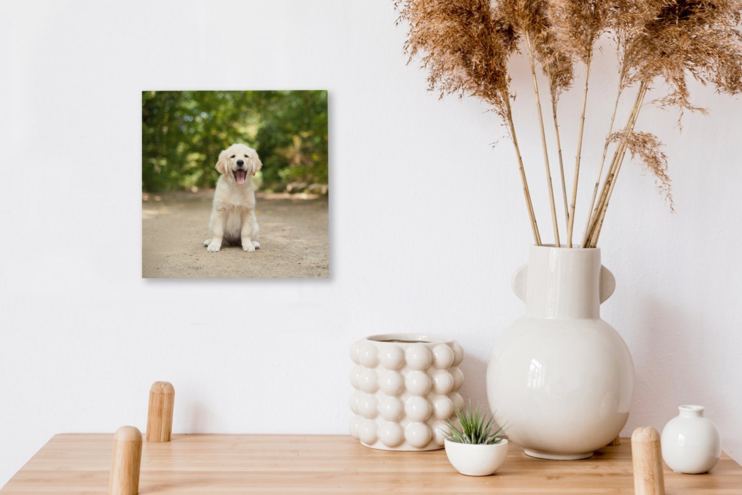 OneMillionCanvasses® Leinwandbild einem Bilder St), Retriever Wohnzimmer Welpe Waldweg, Leinwand Schlafzimmer Labrador sitzt für auf (1