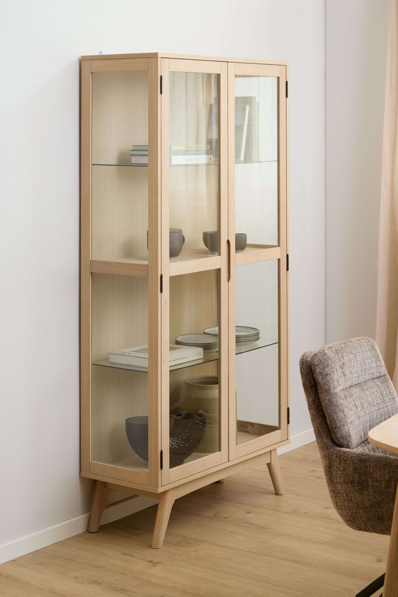 ACTONA GROUP Vitrine Marte ölbehandeltes Eiche Furnier, 2 Türen, klar Glas, 94x40x192 cm