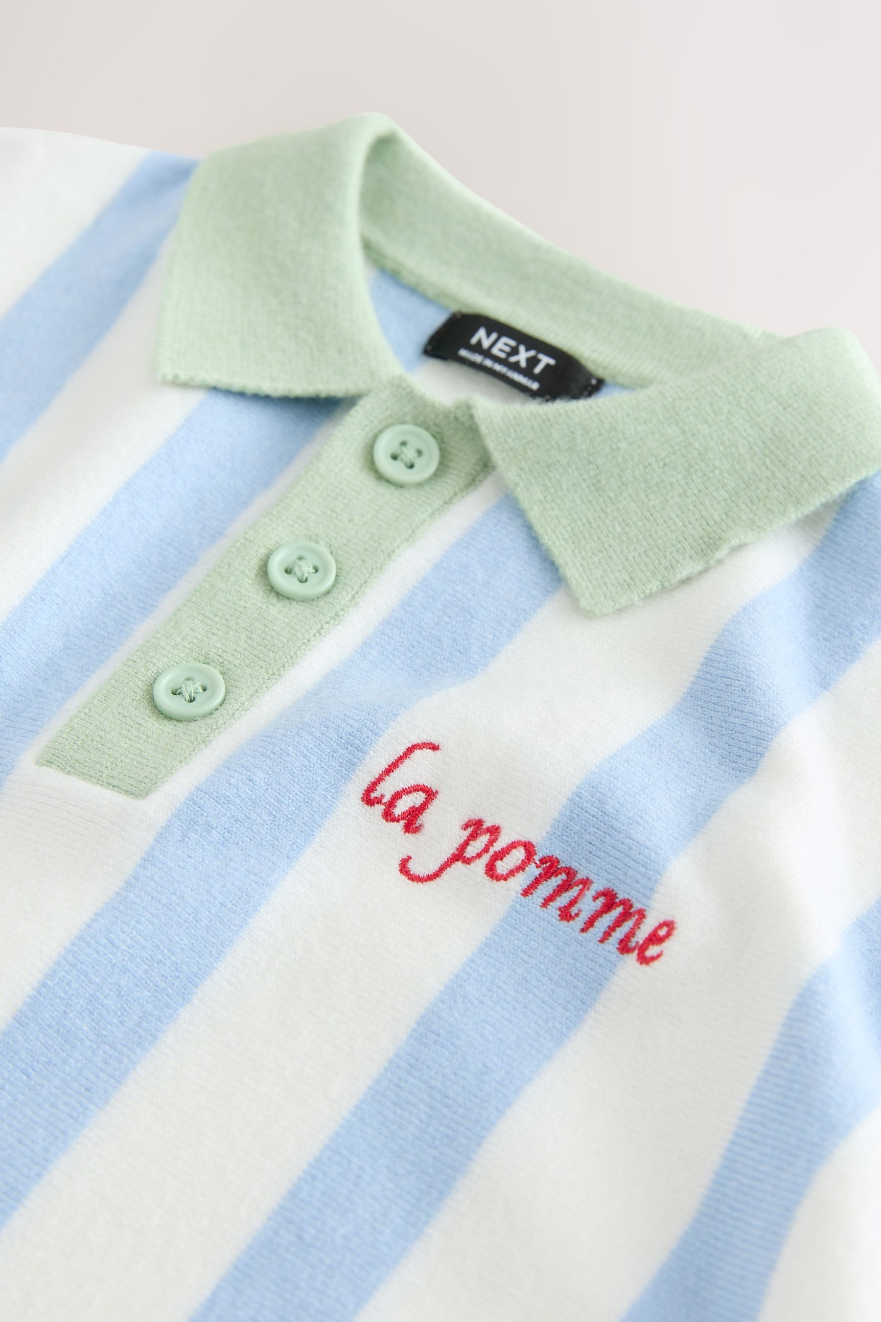 Next Polokragenpullover Strick-Poloshirt mit geknöpftem Kragen und Motiv (1-tlg)