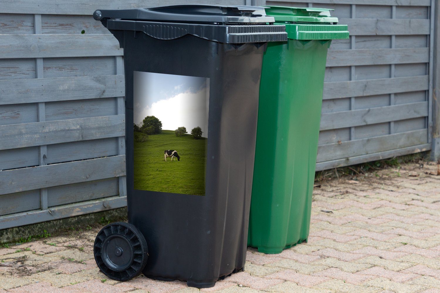 MuchoWow Wandsticker Kuh Sticker, St), Mülltonne, Tier Mülleimer-aufkleber, (1 Landschaft Container, - Abfalbehälter 
