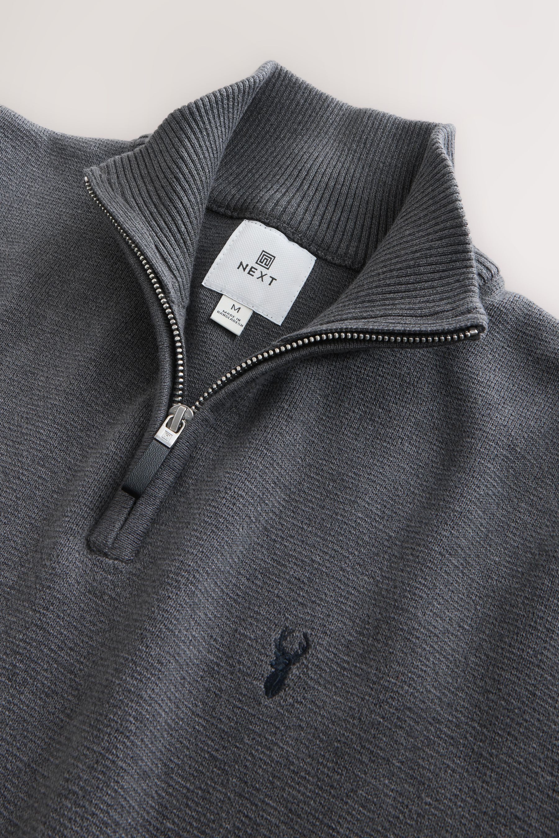 Next Strickpullover Regular Fit Premium Troyer mit Hirschlogo (1-tlg)