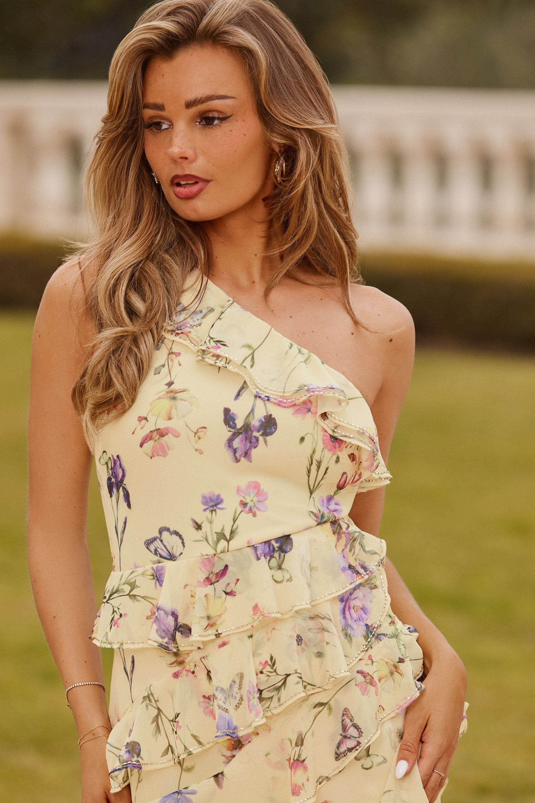 LIPSY One-Shoulder-Kleid Lipsy One-Shoulder-Maxikleid mit Rüschen (1-tlg)