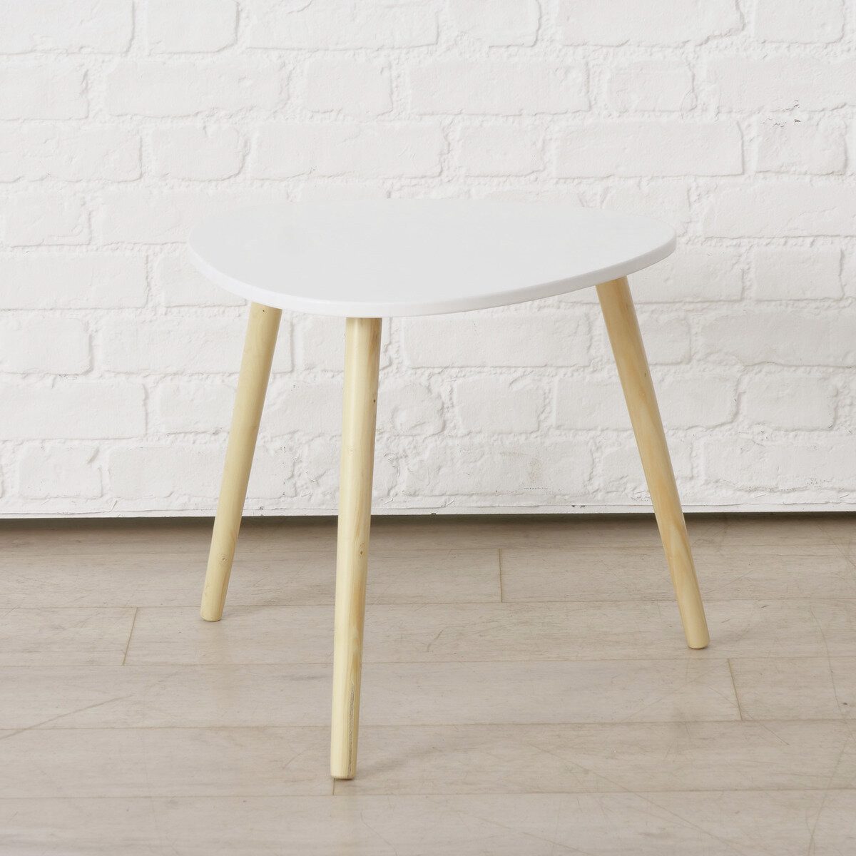 BOLTZE GRUPPE GmbH Beistelltisch Holztisch mit 3 Beinen VISBY, 45 x 48 cm (funktional)