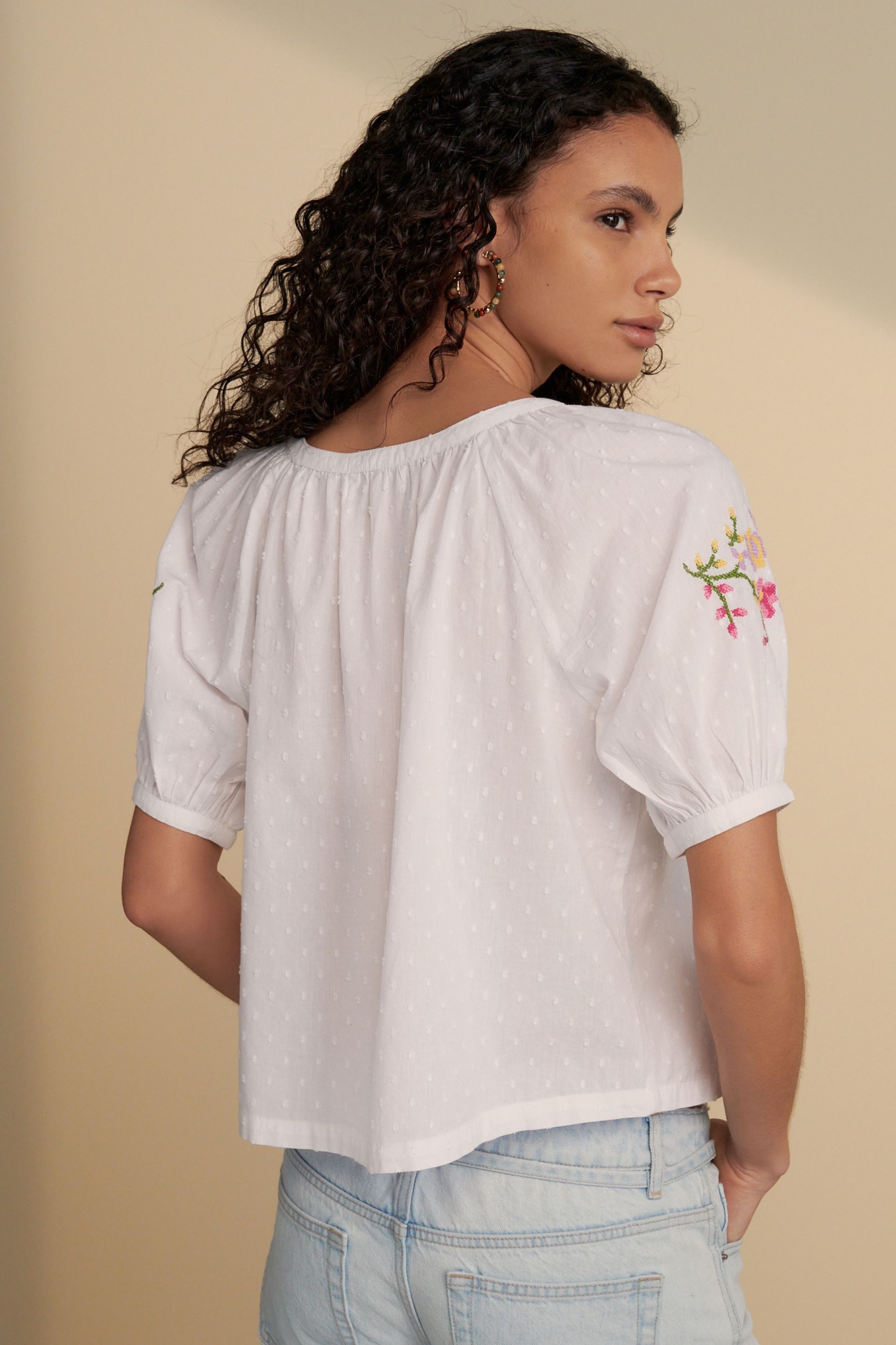 Next Blusenshirt Blumenbesticktes, kurzärmeliges Oberteil (1-tlg) günstig online kaufen