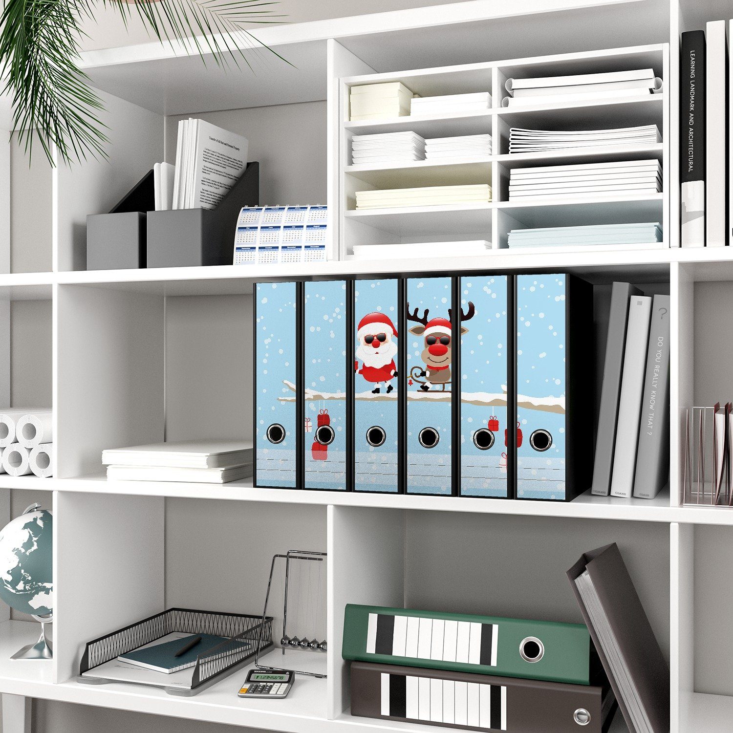 Thumbnail - Wallario Etiketten Cooler Weihnachtsmann mit Rentier auf einem Ast, Ordnerrücken-Sticker in verschiedenen Ausführungen