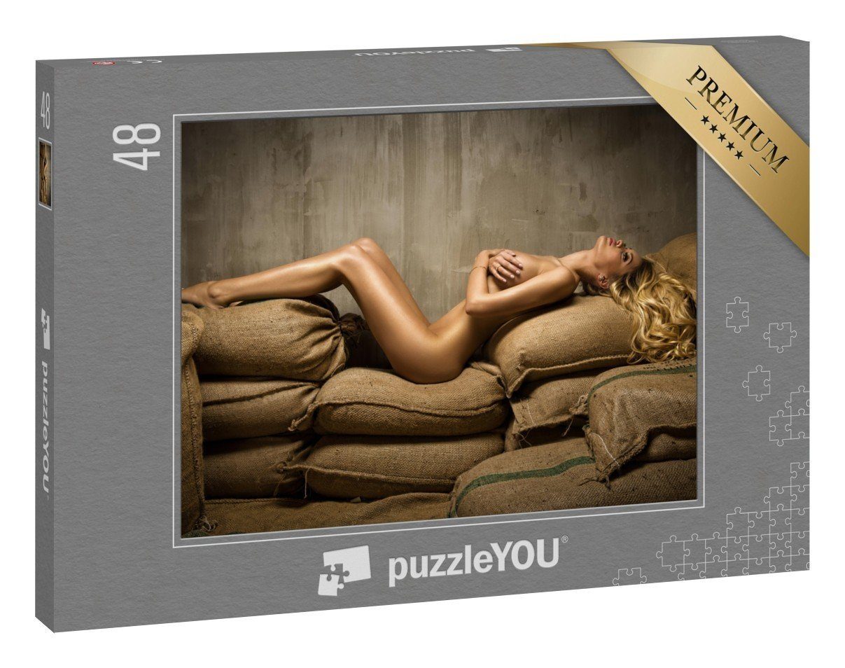 puzzleYOU Puzzle Sexy nackte Frau auf groben Jutesäcken, 48 Puzzleteile,  puzzleYOU-Kollektionen Erotik