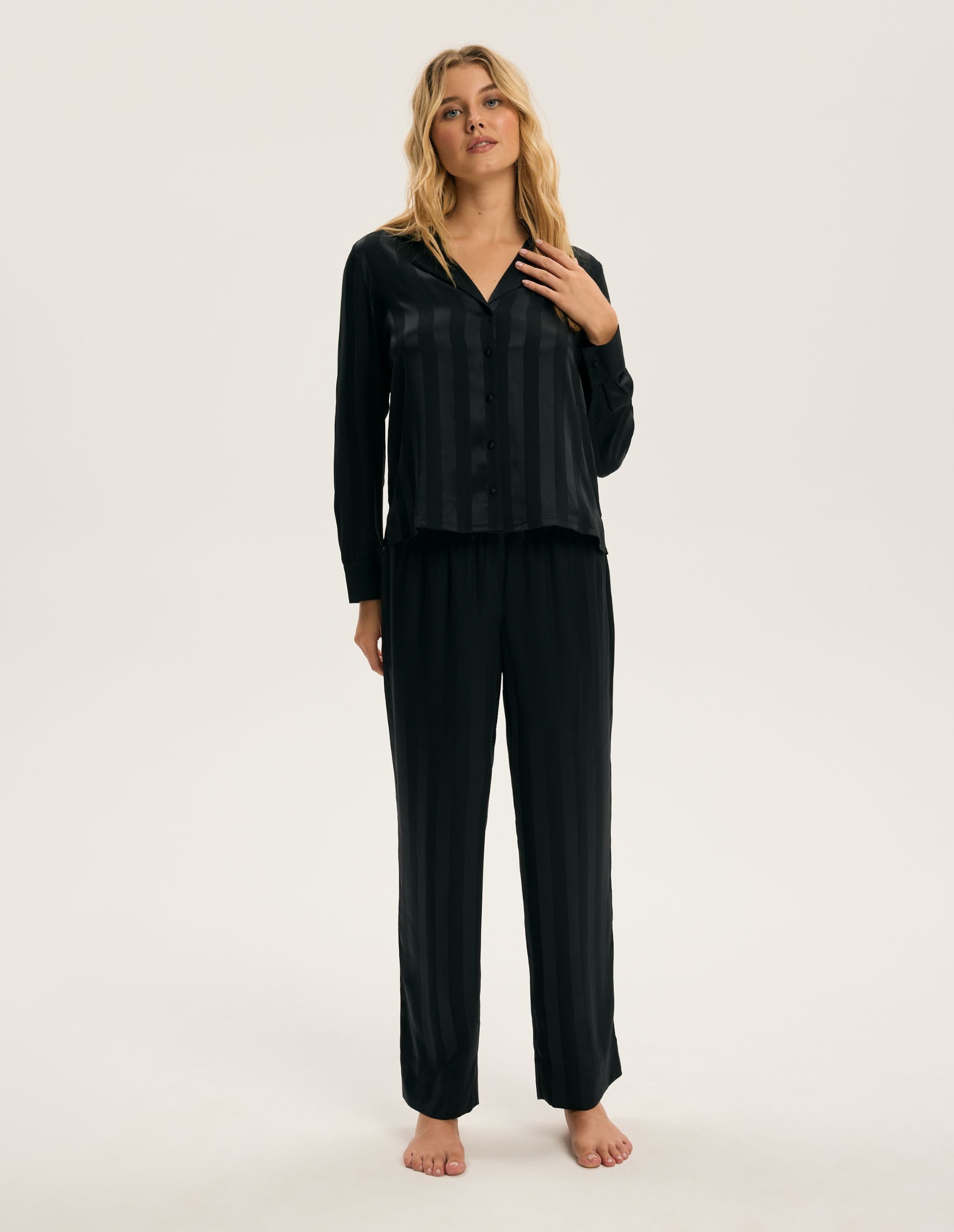 ESOTIQ Pyjama Schlafanzug aus Satin Langarm mit Hemdkragen gestreift elegante Cuneo (2 tlg)