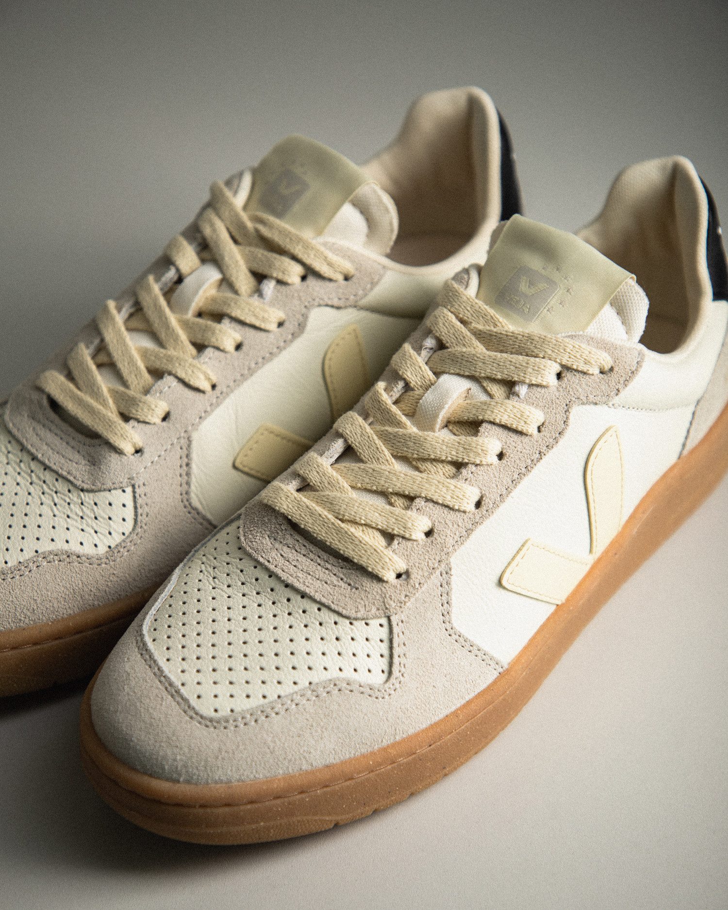 VEJA Veja V-82 Leather Sneaker