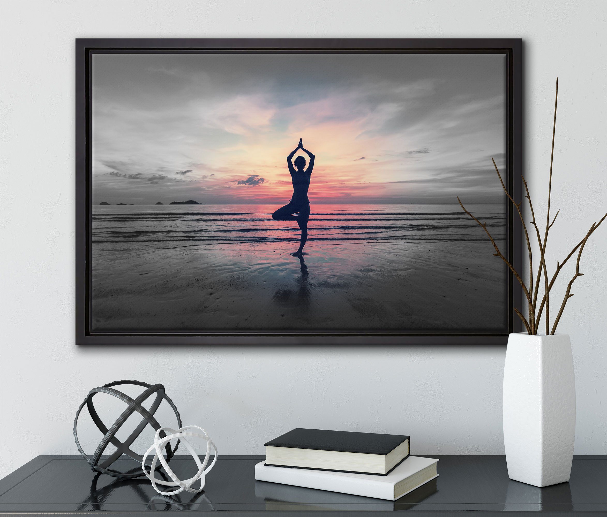 fertig bespannt, Leinwandbild Pixxprint gefasst, inkl. einem am (1 St), Yoga Leinwandbild Strand, Zackenaufhänger in Wanddekoration Schattenfugen-Bilderrahmen