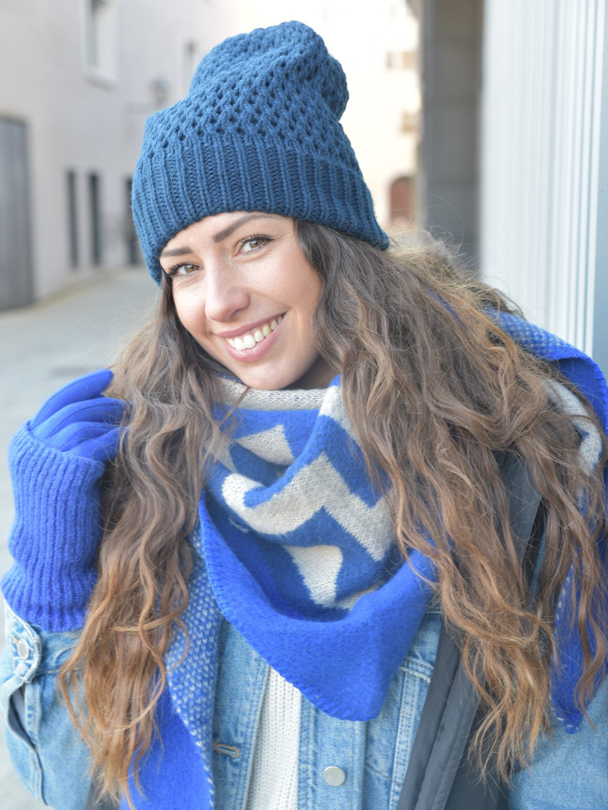 styleBREAKER Strickmütze Strick Beanie Mütze mit Loch Muster (1-St)