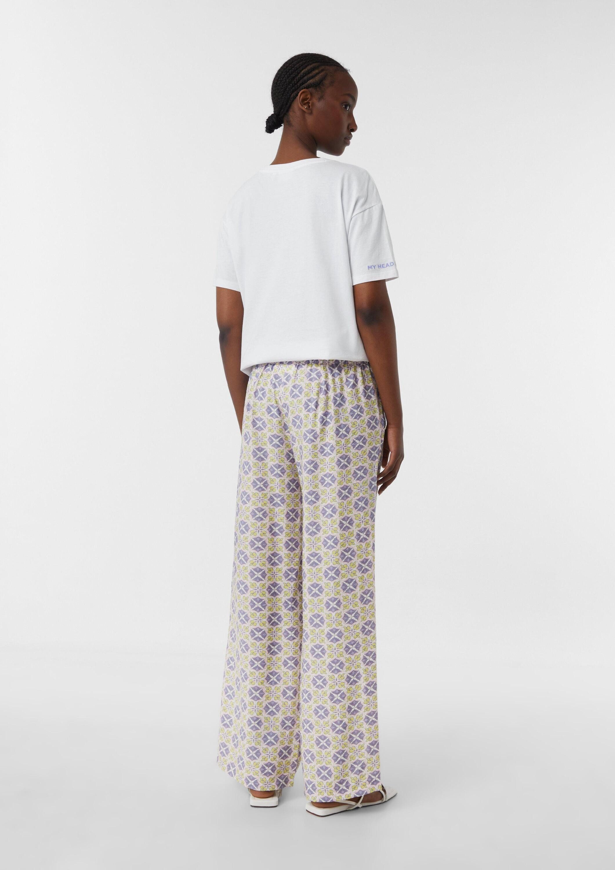 comma Chinos Hose Leichte Hose aus Viskosemix mit All-over-Print und Elastikbund