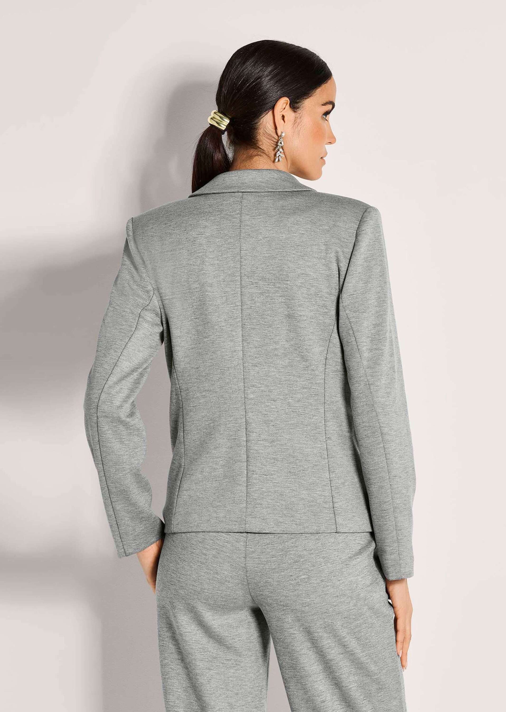 MADELEINE Kurzblazer Jersey-Blazer in modischer Kurzform Taillierter Blazer mit Leistentaschen und langen Ärmeln