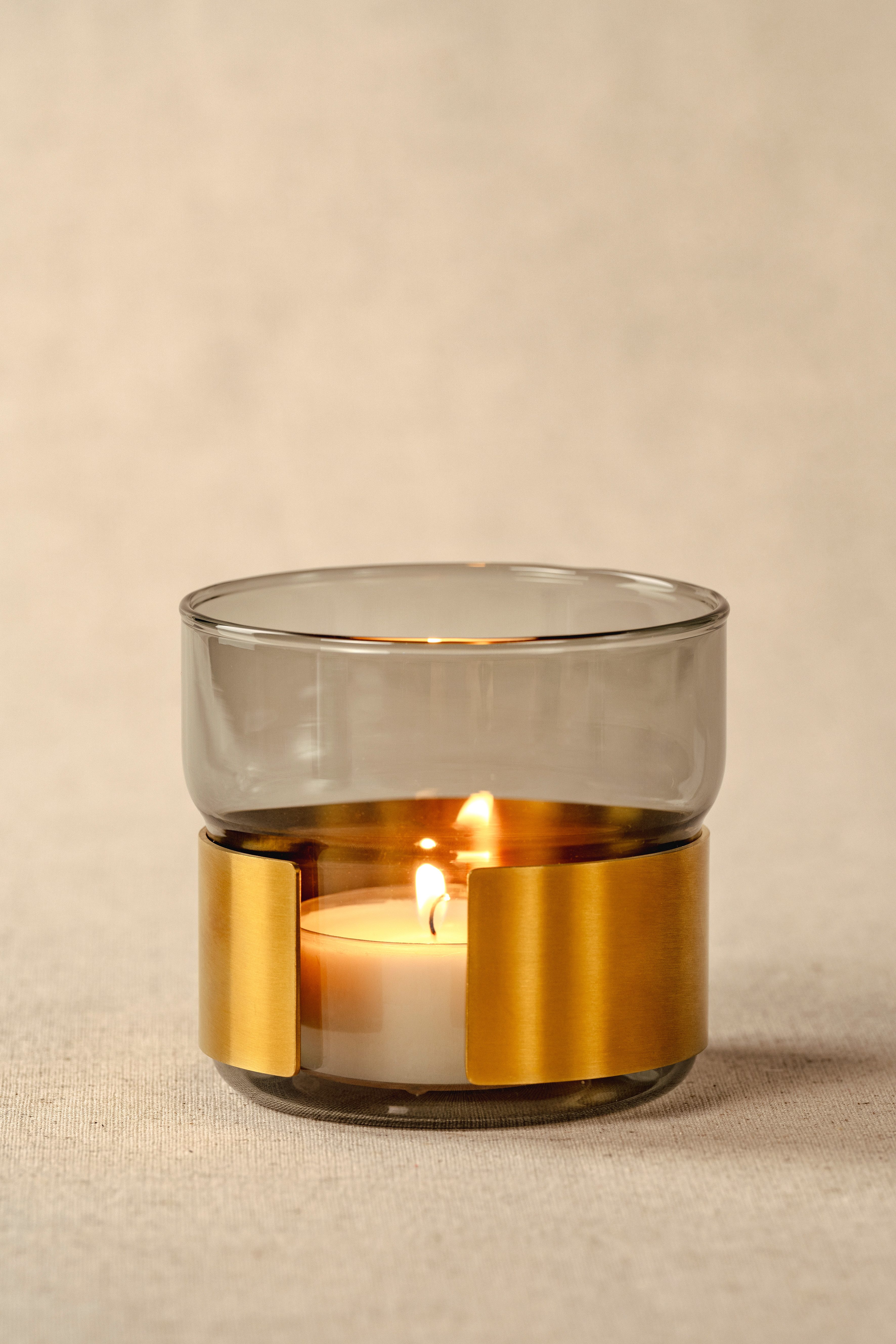 LEONARDO Teelichthalter Silenzio, aus grauem Glas mit goldener Metallspange