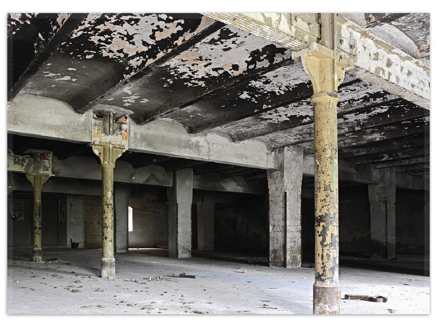 Wallario Teppich Verlasse Brauerei - Alte Industriehalle, rechteckig, rutschfest