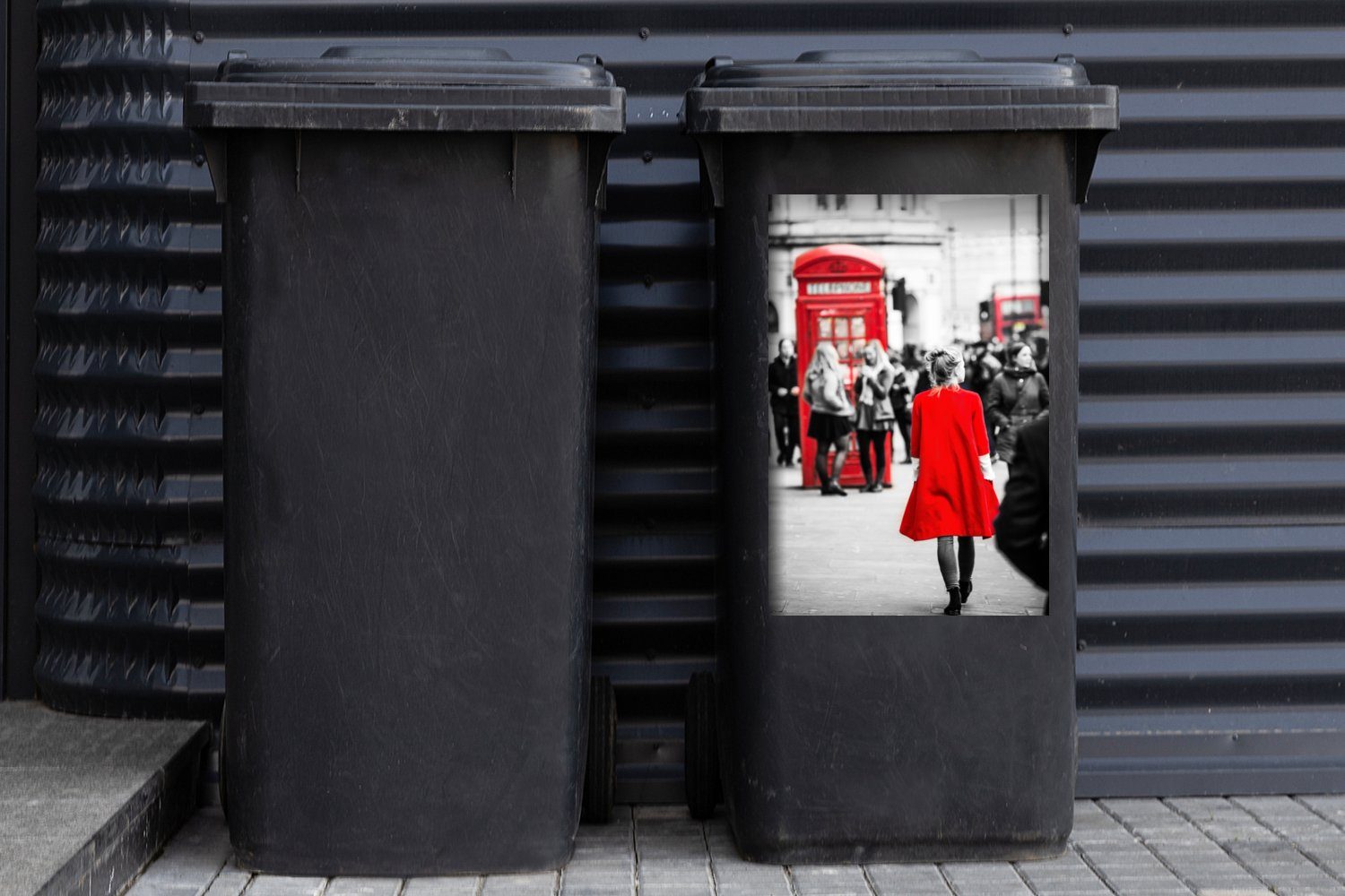 einer Schwarz-Weiß-Foto Mülltonne, in St), roten Wandsticker durch die Sticker, einer (1 die Frau MuchoWow Abfalbehälter Mülleimer-aufkleber, Container, Jacke,