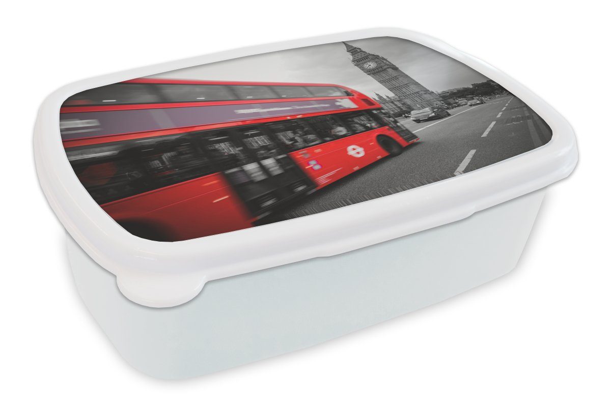 MuchoWow Lunchbox Ein Schwarz-Weiß-Foto eines roten Busses am Big Ben, Kunststoff, (2-tlg), Brotbox für Kinder und Erwachsene, Brotdose, für Jungs und Mädchen