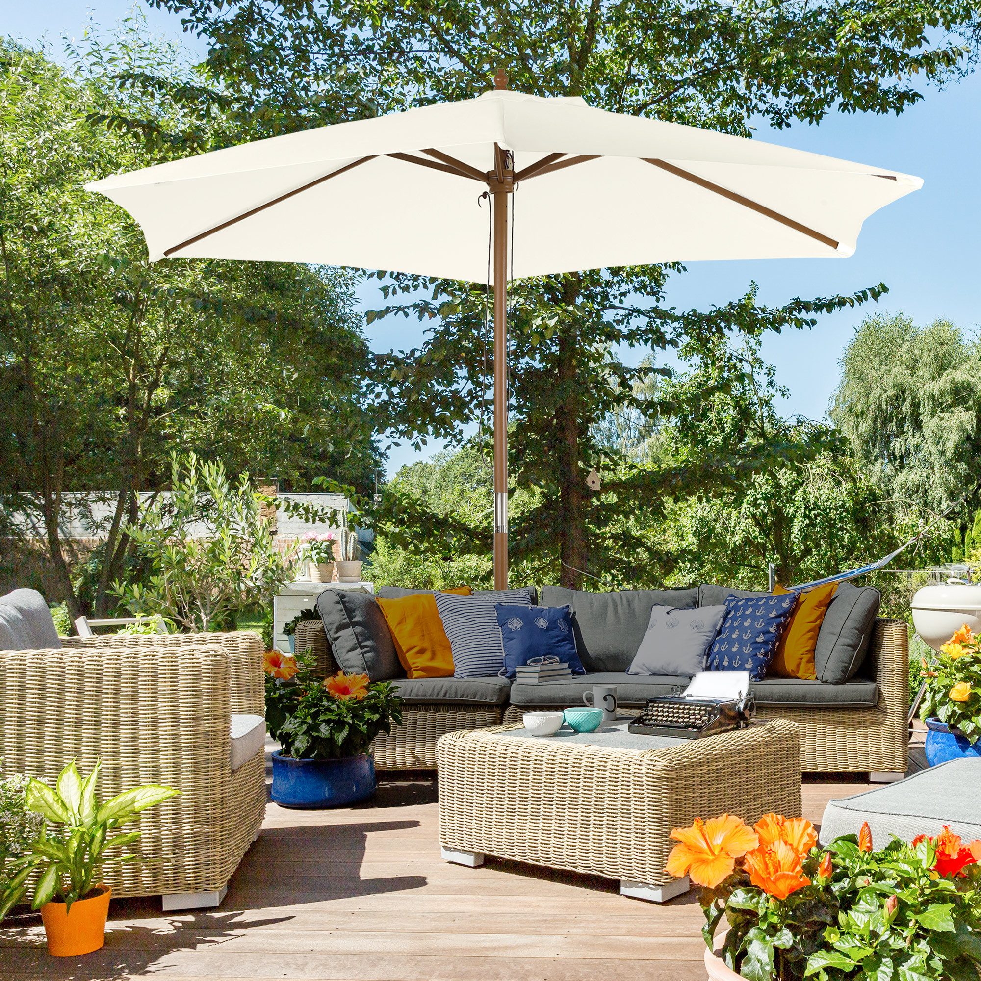 Outsunny Sonnenschirm Sonnenschirm mit Seilzugmechanismus Balkonschirm aus Bambus, LxB: 250x250 cm, Balkonschirm, Strandschirm aus Bambus, Sonnenschutz für Balkon Terrasse Garten, Weiß