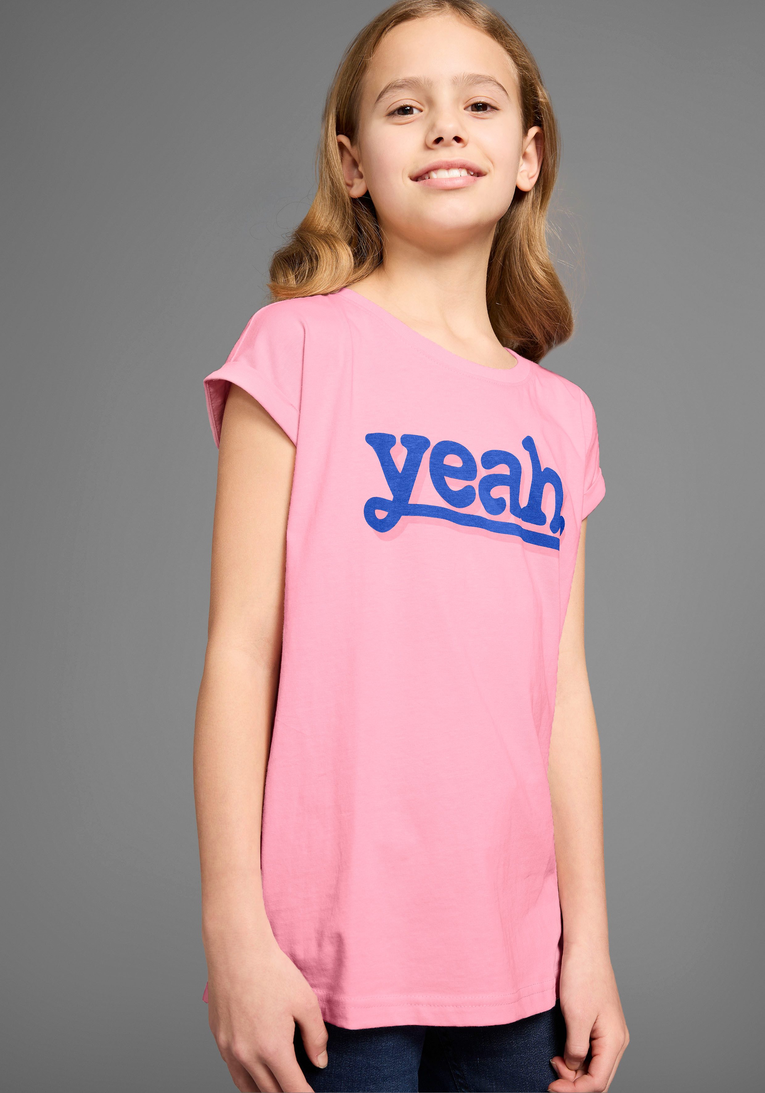 KIDSWORLD T-Shirt Sprücheshirt mit überschnittener Schulter T-Shirt "YEAH" print – Bild 2 von 5