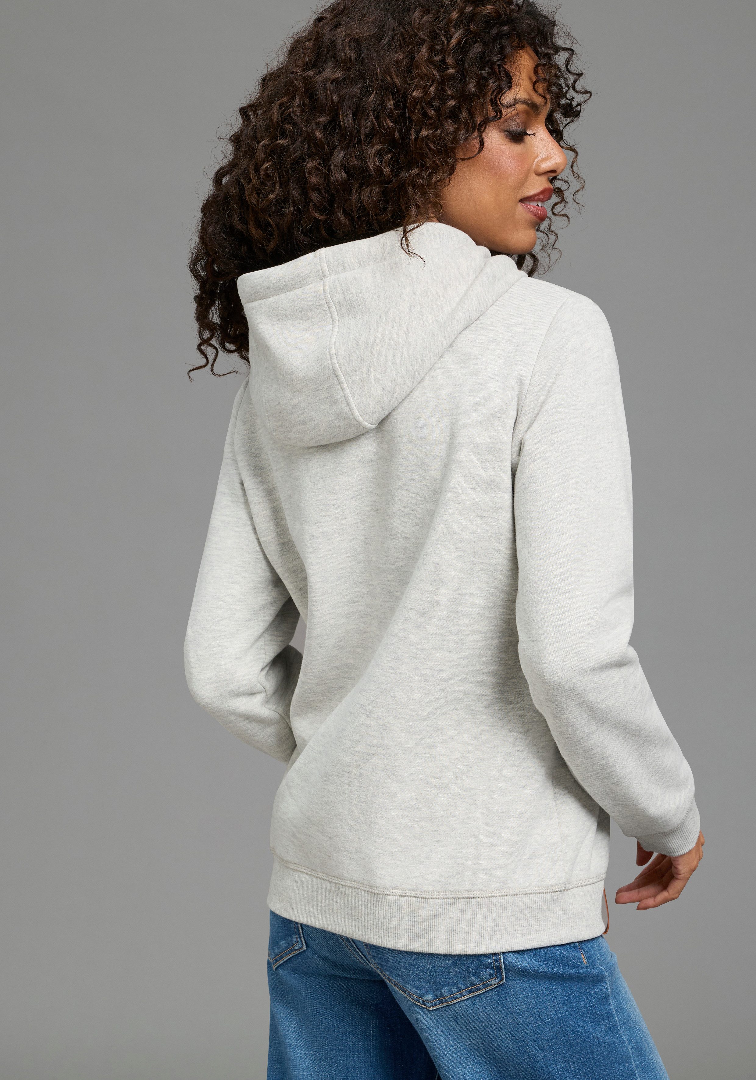 DELMAO Kapuzensweatshirt Weiche Baumwollmischung mit Print, Kordel und maritimen Details – Bild 2 von 5