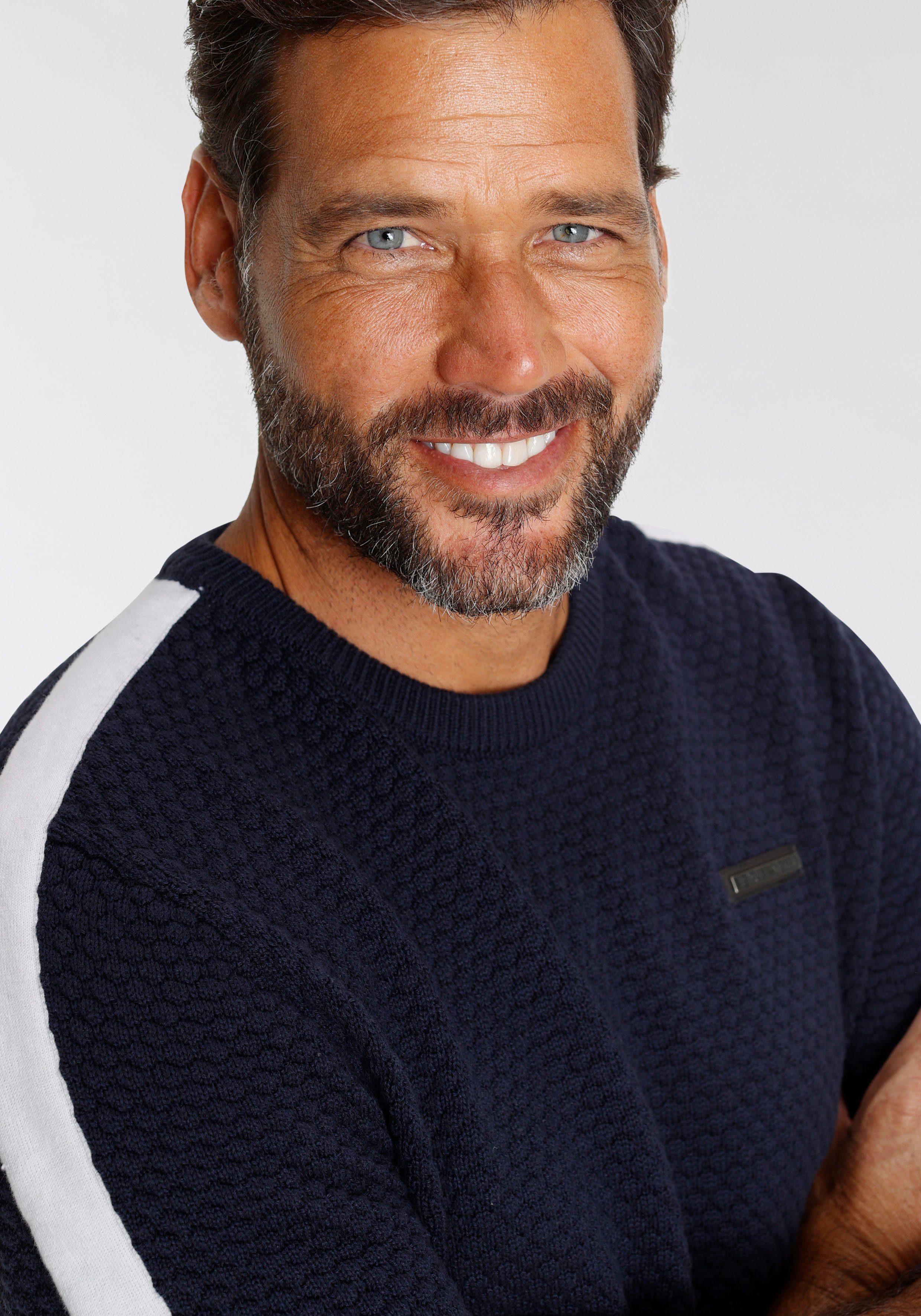 H.I.S Rundhalspullover mit Kontraststreifen am Ärmel