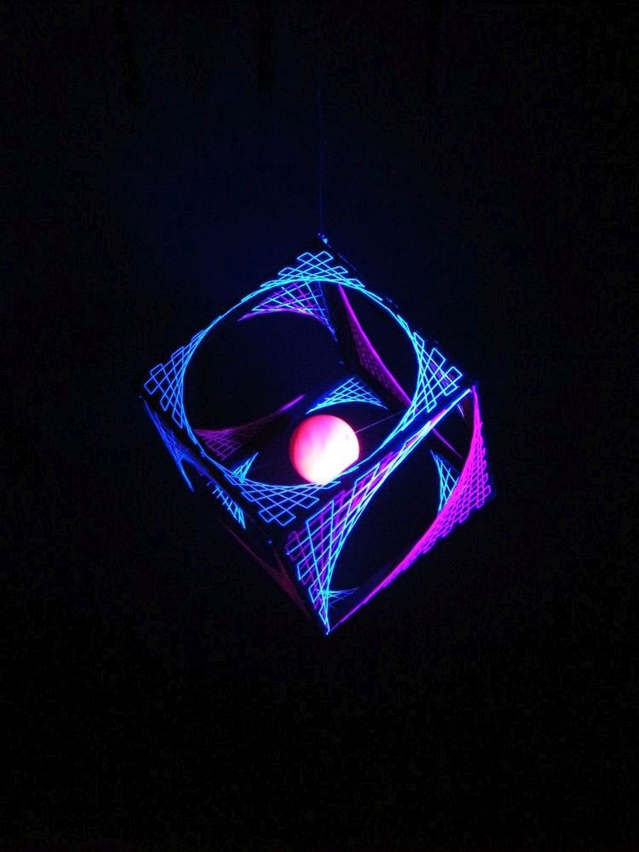 PSYWORK StringArt Schwarzlicht Würfel UV-aktiv, Schwarzlicht leuchtet Fadendeko 40cm, Shadow", unter 3D Dekoobjekt "Pink