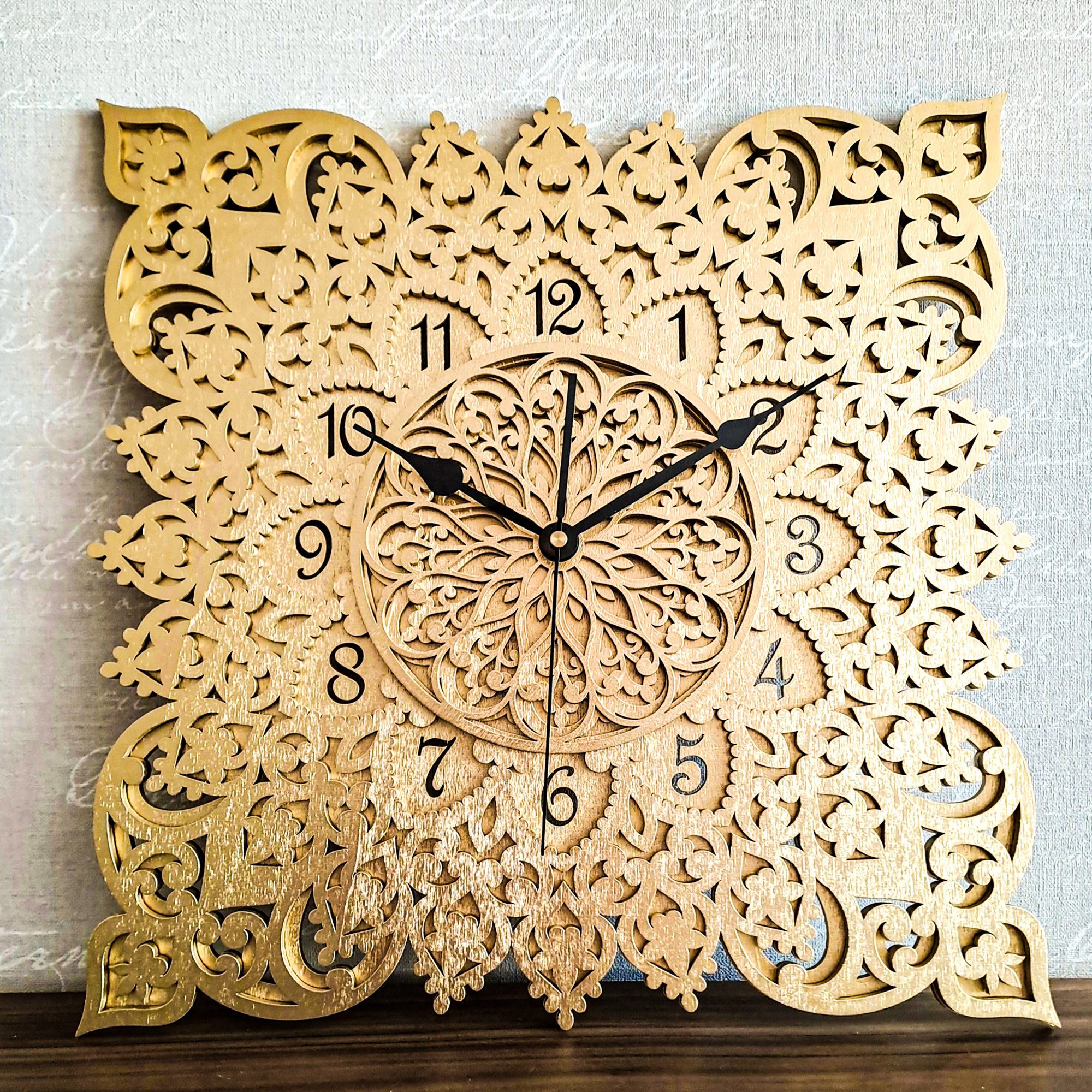 ORNAMENTI Wanduhr Grosse, goldene Wanduhr, Quadrat, Ornament, holz, hingucker Wanduhr (quadratisch, ohne Ticken, Gold Wanduhr, 3 Größen 40, 50, 60 cm)