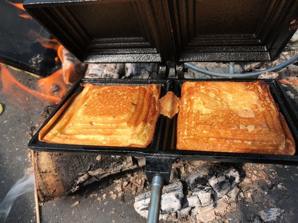 BBQ-Toro Sandwichmaker Waffeleisen, Sandwicheisen, rechteckige Doppelform aus Gusseisen, bere