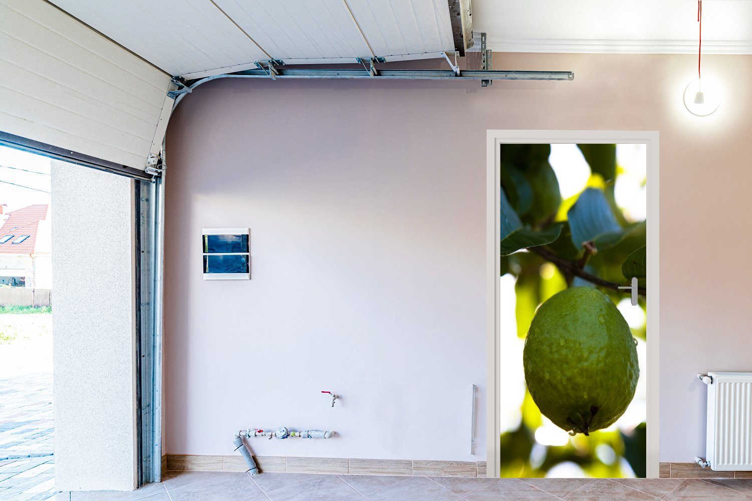 MuchoWow Türtapete Nahaufnahme einer Türaufkleber, Sonnenlicht St), für (1 dahinter, Guavenfrucht 75x205 mit cm bedruckt, in einem Baum Tür, Fototapete Matt