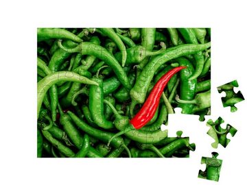 puzzleYOU Puzzle Eine rote Chilischote vor vielen grünen, 48 Puzzleteile, puzzleYOU-Kollektionen Chilis