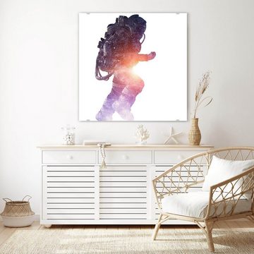 Primedeco Glasbild Wandbild Quadratisch Astronaut beleuchtet mit Aufhängung, Weltall