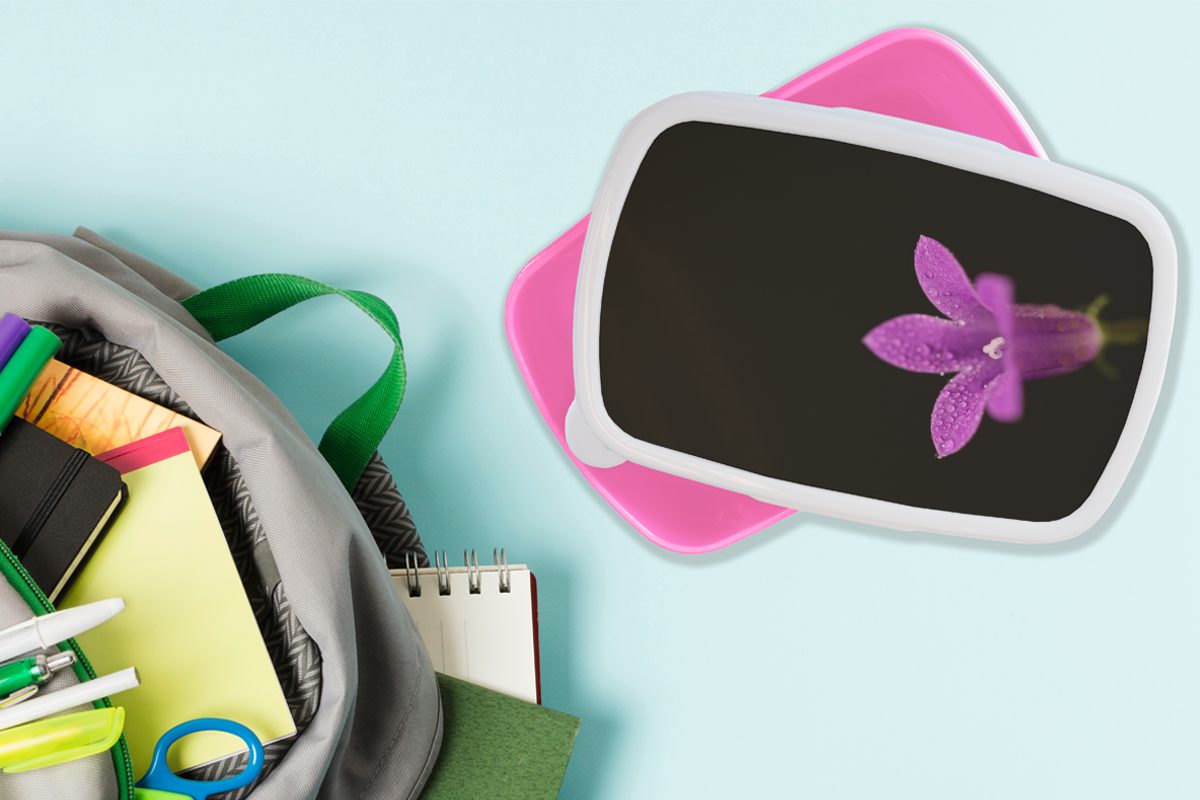 für Snackbox, auf lila MuchoWow (2-tlg), Nahaufnahme Kinder, schwarzem Kunststoff, Erwachsene, Kunststoff Brotdose rosa einer Lunchbox Mädchen, Eine Hintergrund, Brotbox Lilie