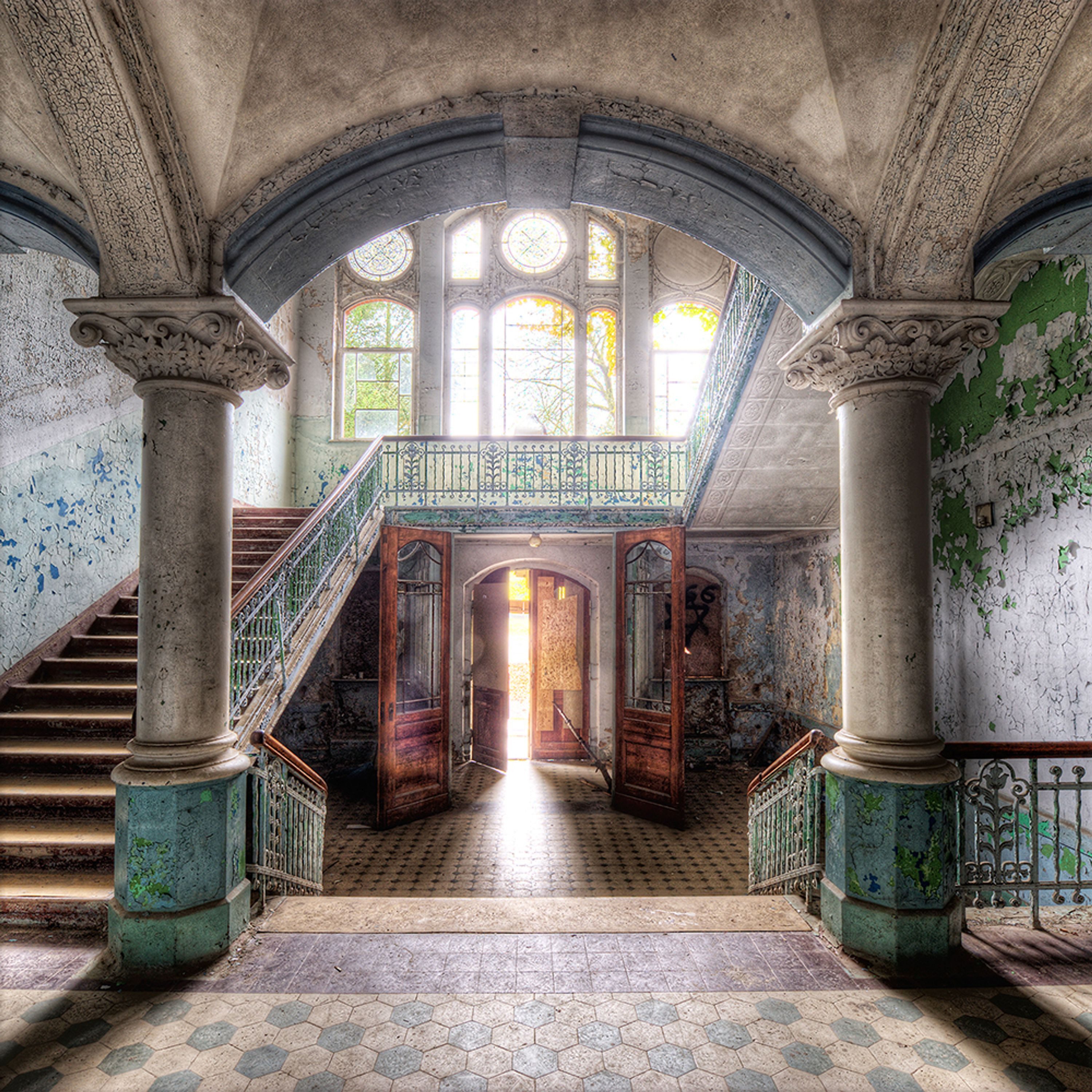 artissimo Glasbild Bild aus Glas 50x50 cm / Wandbild Quadratisch / Wanddeko modern, Lost Places: Historische Halle in Beelitz beige türkis