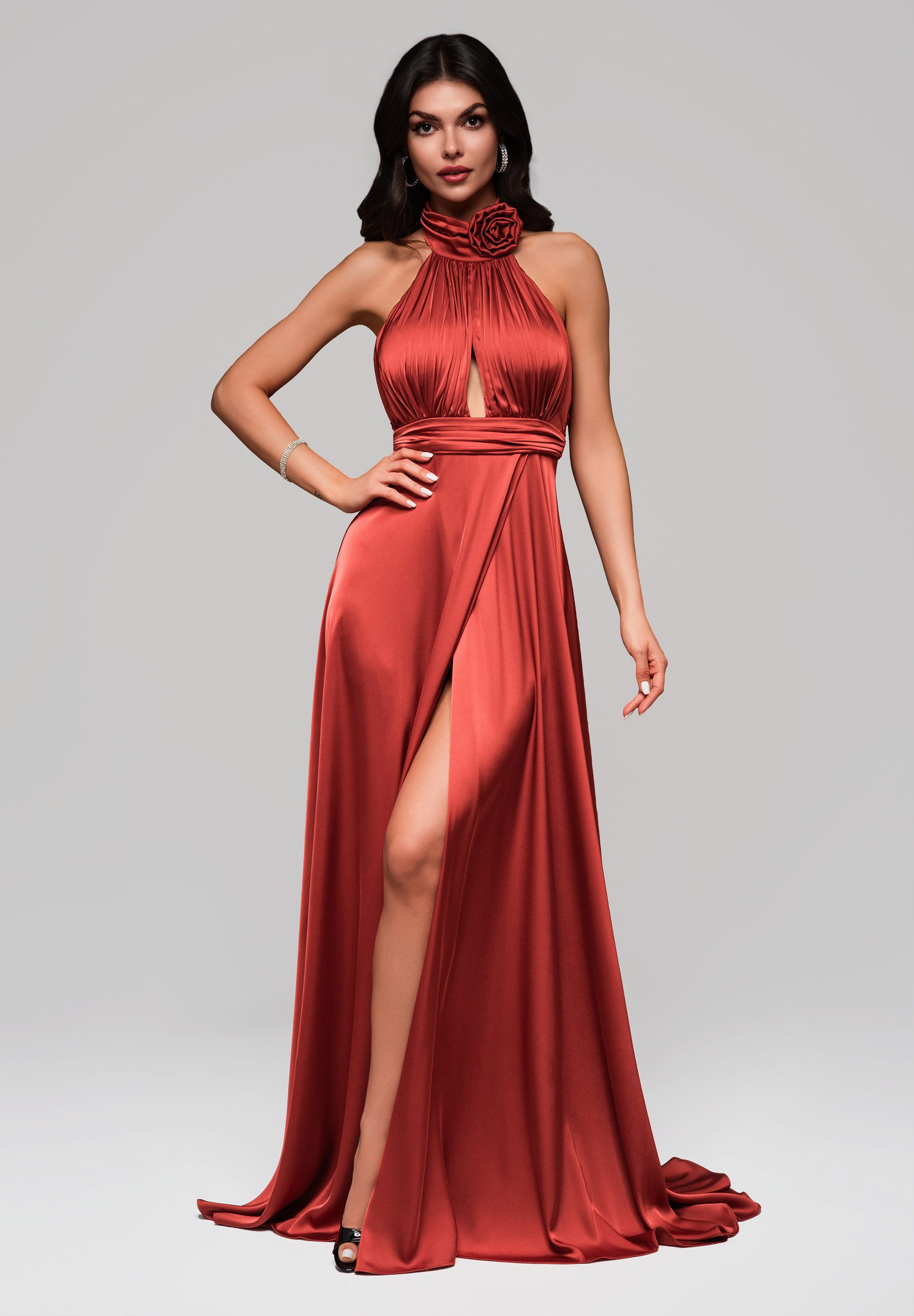 OMBRE Abendkleid Elegantes Abendkleid mit Beinschlitz und Rosendetail Femininer Cut-out am Dekolleté