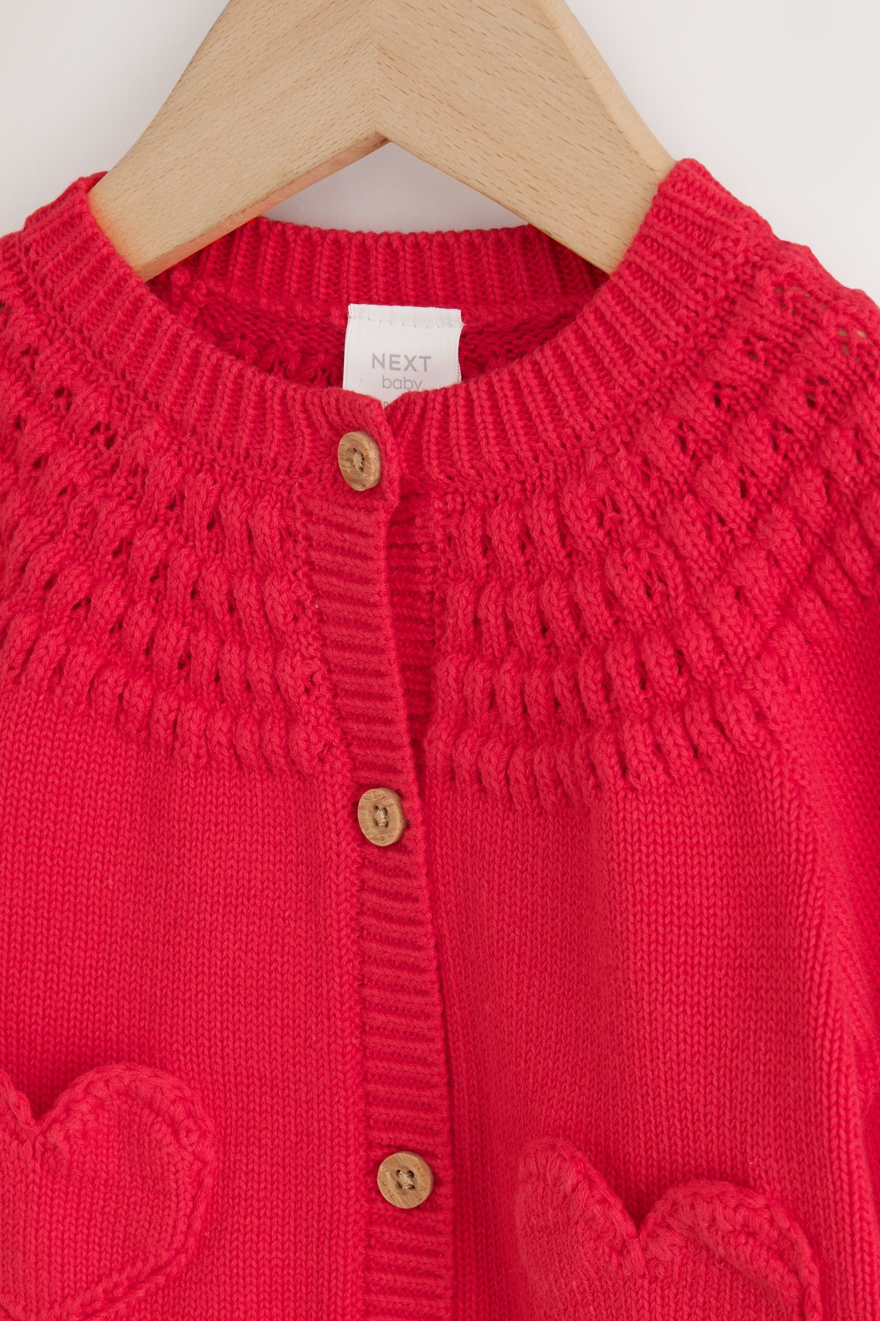 Next Strickjacke Baby Strickjacke mit Knopfleiste, Tasche und Herz (1-tlg) – Bild 3 von 5