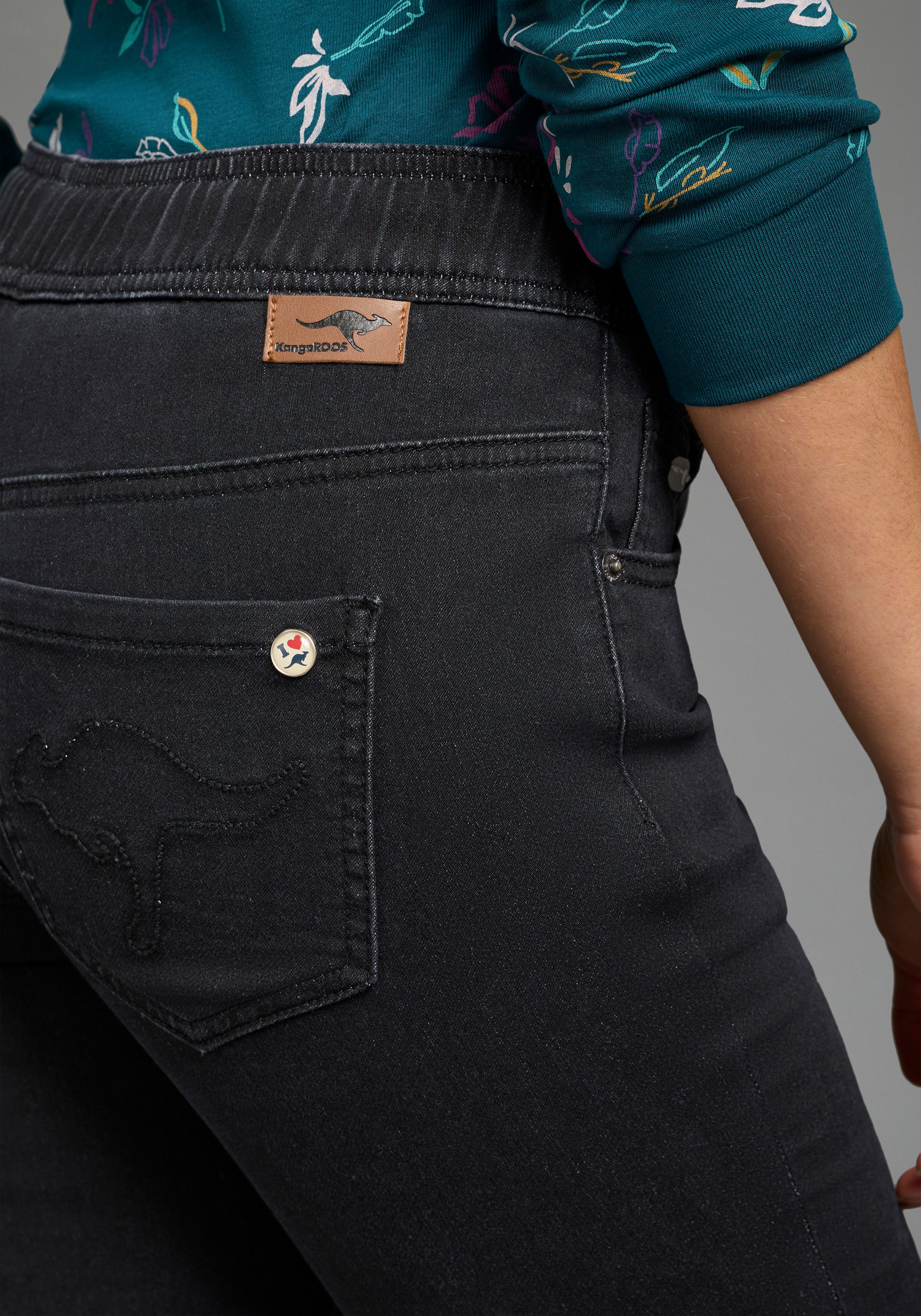 KangaROOS Jogg Pants mit Eingrifftaschen, Gesäßtaschen und Coinpocket, gerader Straight-Fit